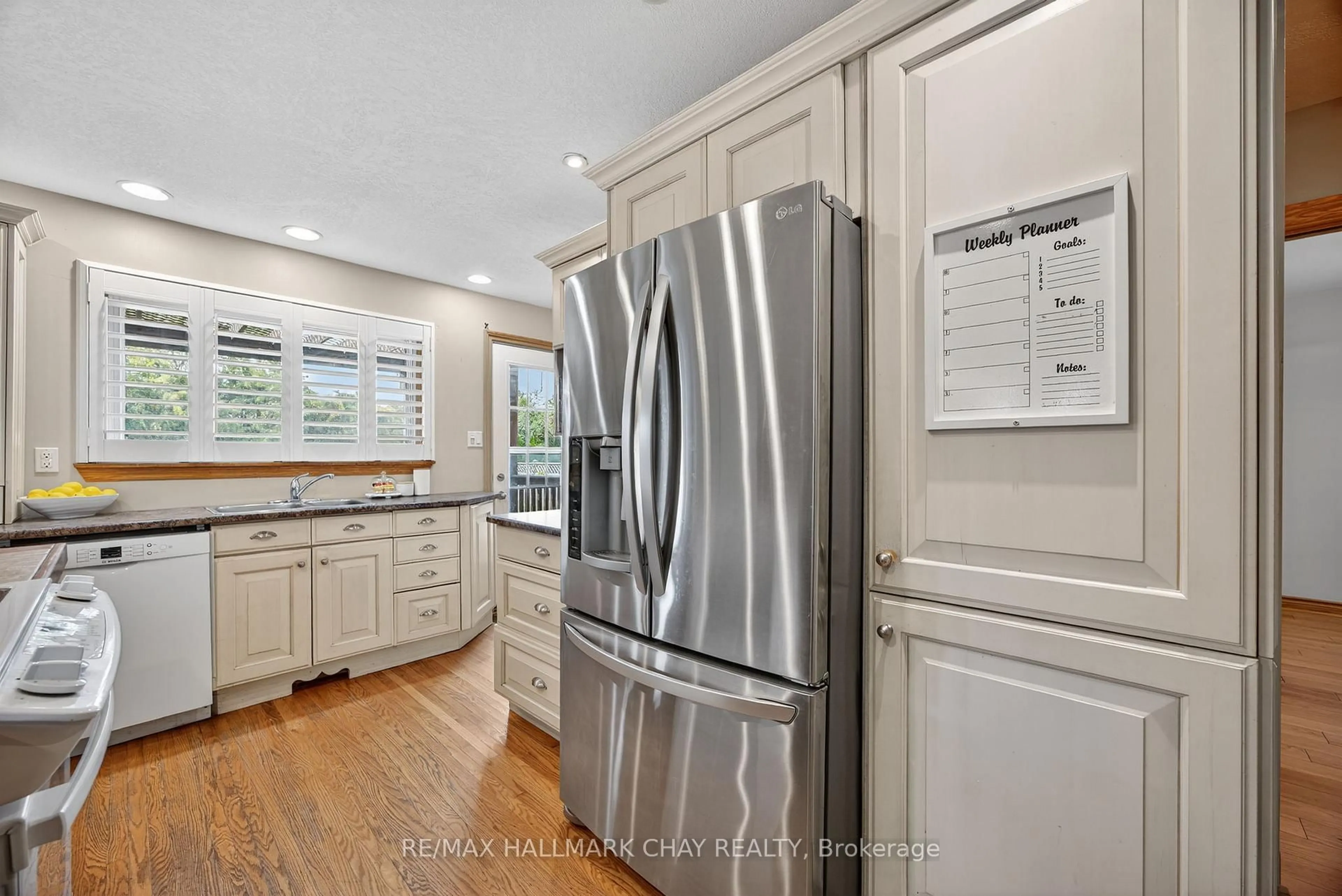 Open concept kitchen, ceramic/tile floor for 451 Jamieson Dr, Orillia Ontario L3V 4Y6