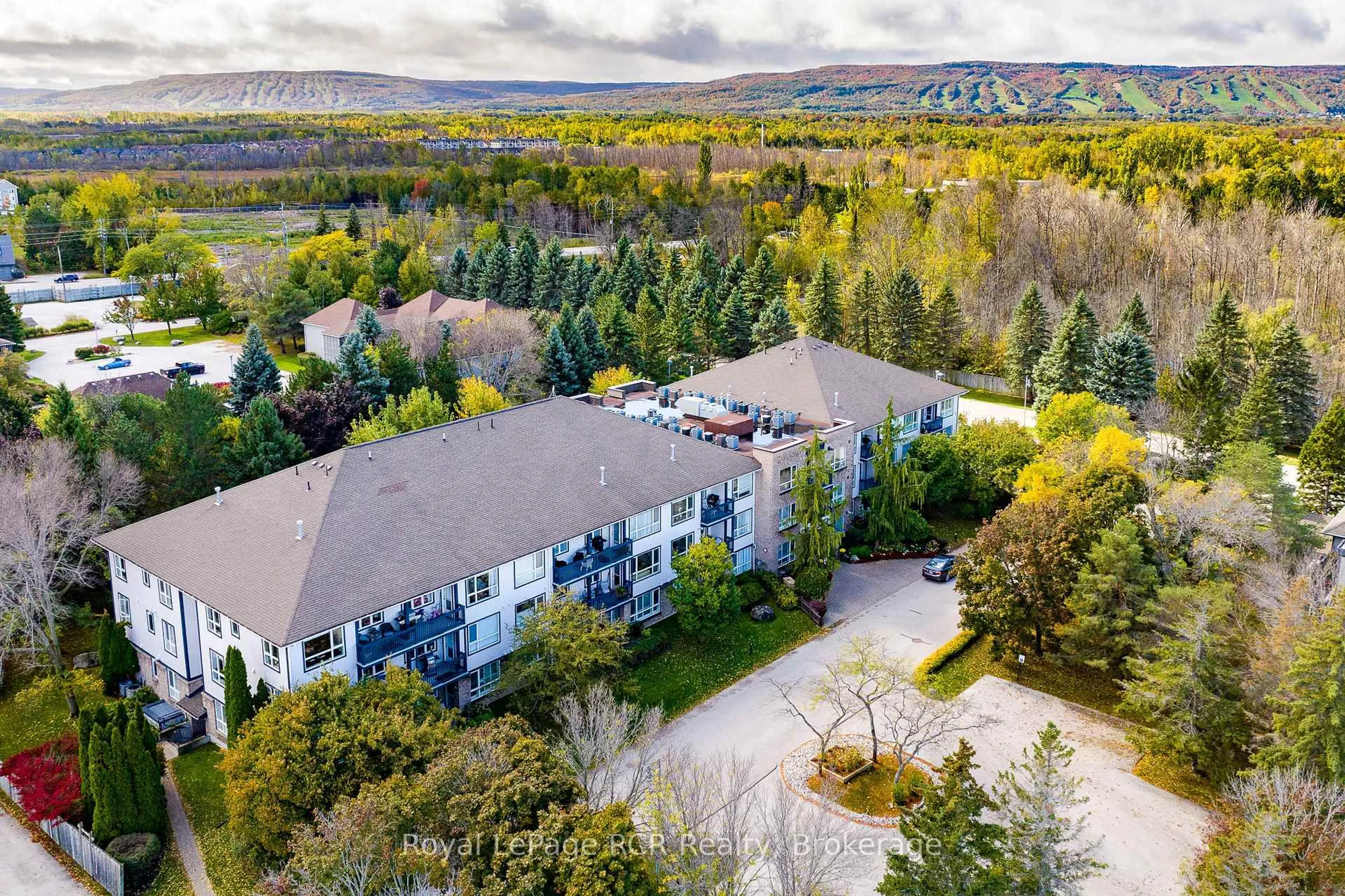 A pic from outside/outdoor area/front of a property/back of a property/a pic from drone, mountain view for 750 Johnston Park Ave #2006, Collingwood Ontario L9Y 5C7