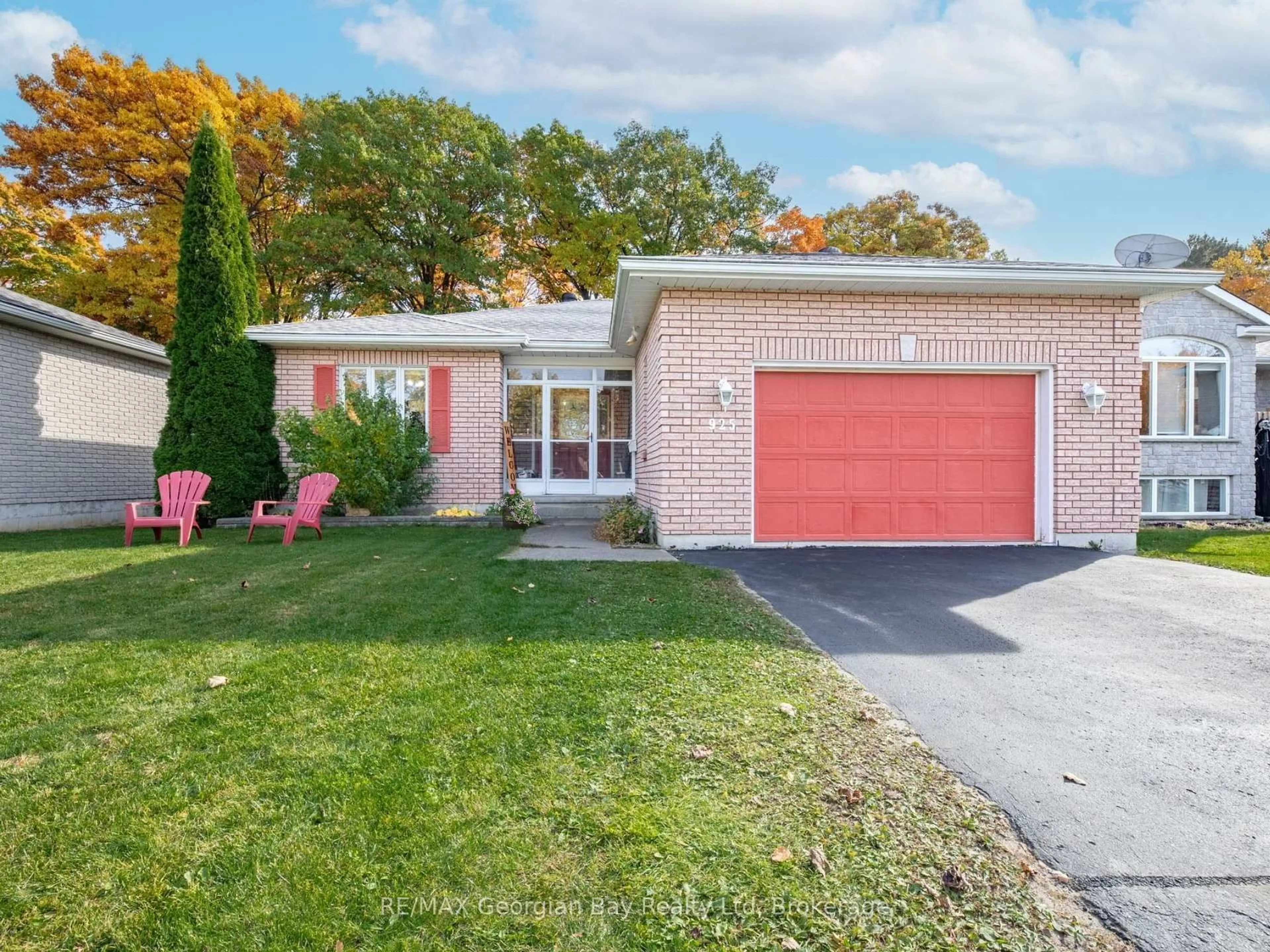 Home with brick exterior material, street for 925 Dominion Ave, Midland Ontario L4R 4W2