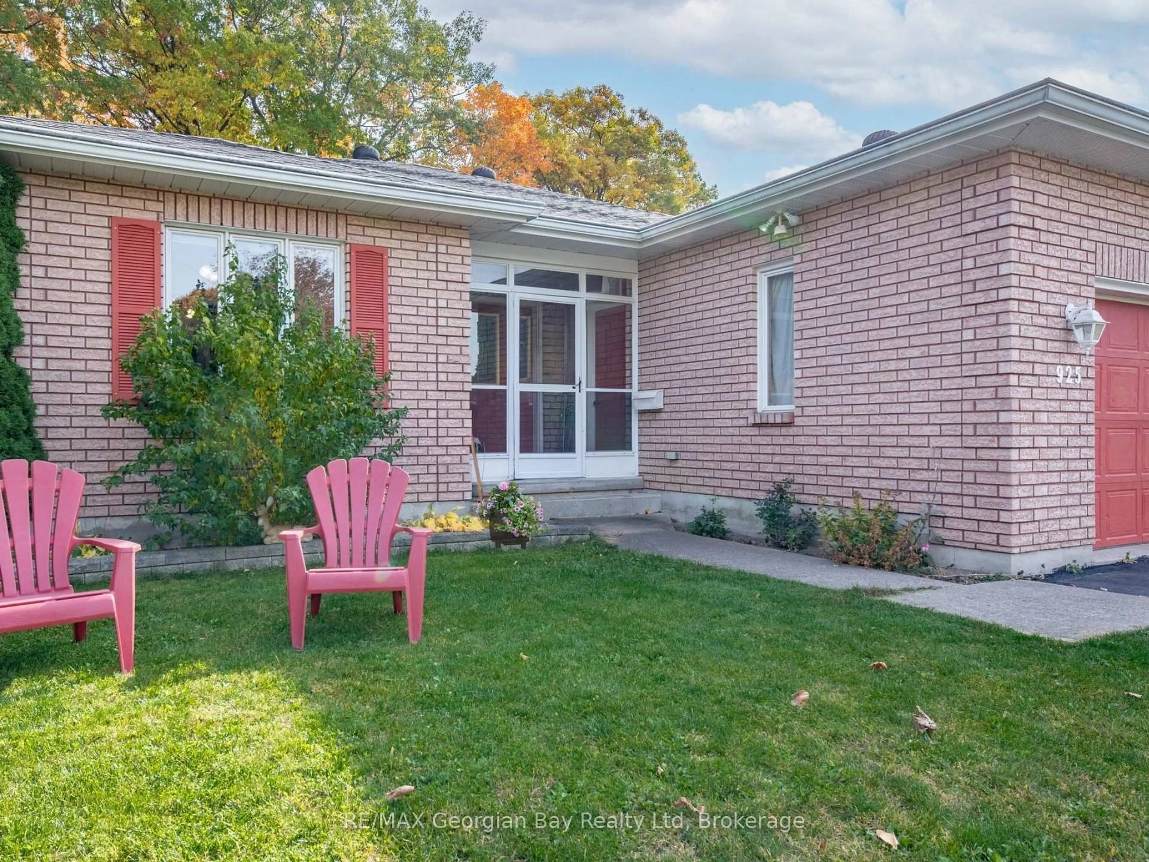 Home with brick exterior material, street for 925 Dominion Ave, Midland Ontario L4R 4W2