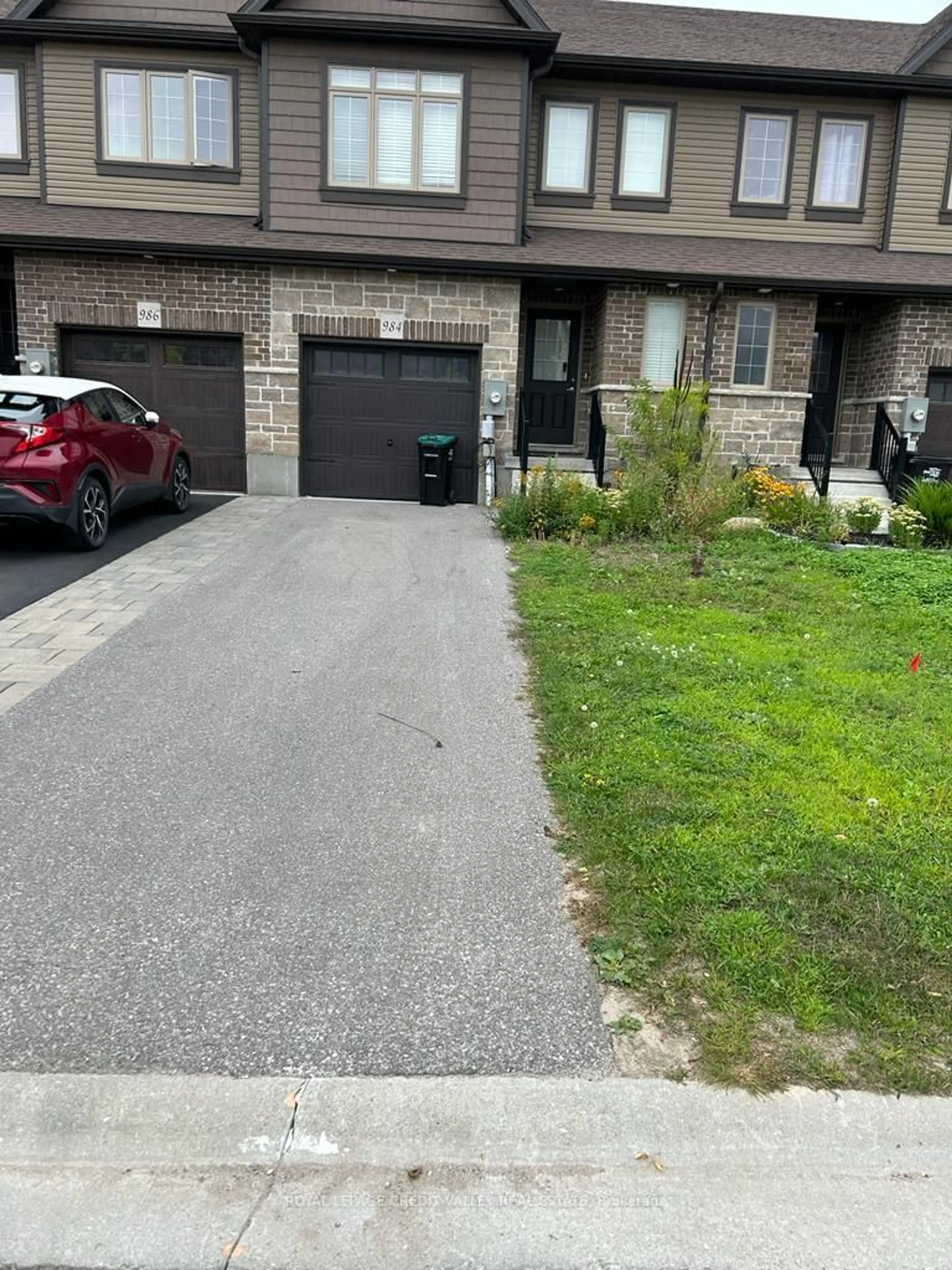 A pic from outside/outdoor area/front of a property/back of a property/a pic from drone, street for 984 Wright Dr, Midland Ontario L4R 0E4