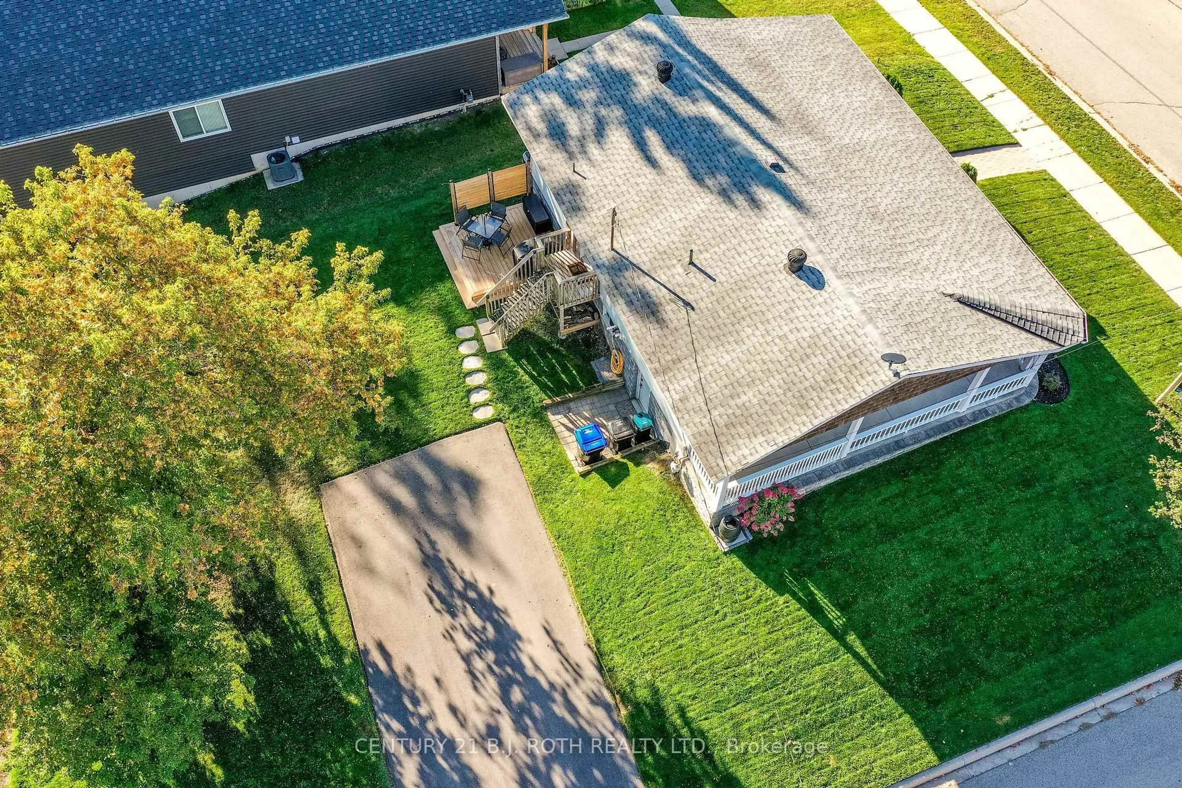 A pic from outside/outdoor area/front of a property/back of a property/a pic from drone, street for 191 George St, Midland Ontario L4R 2W3