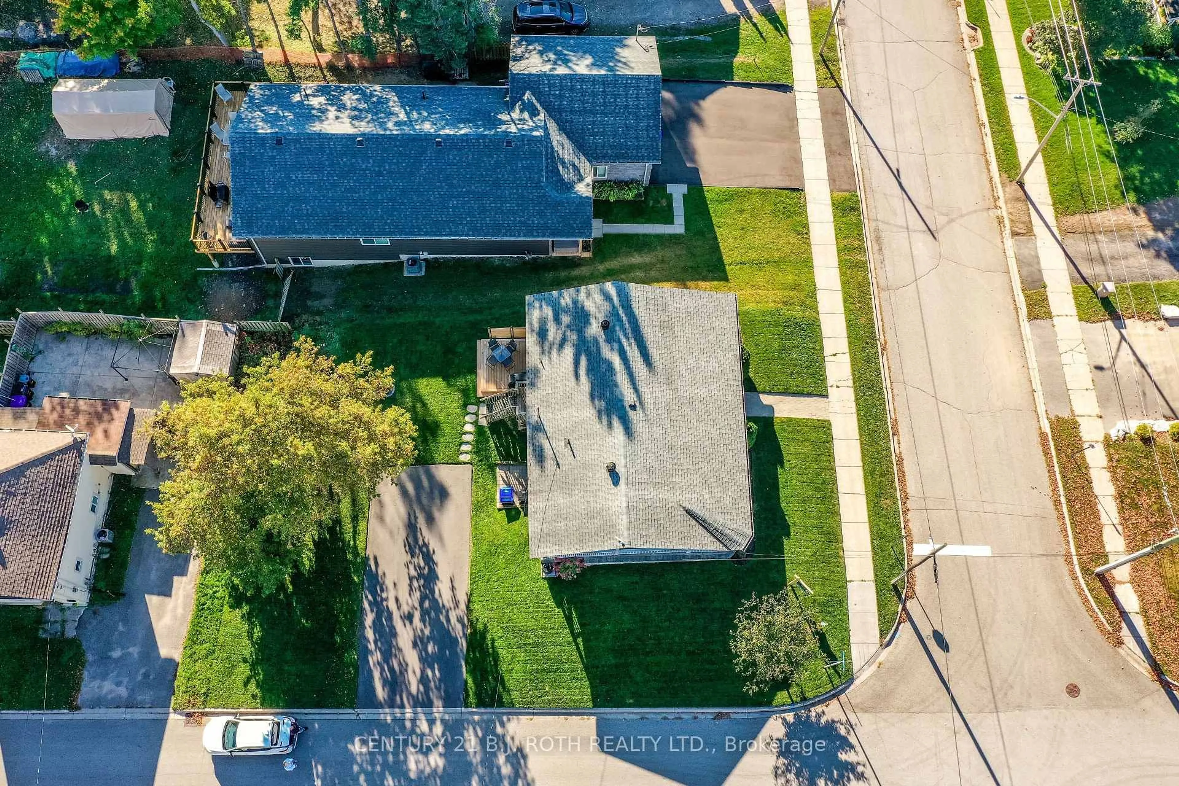 A pic from outside/outdoor area/front of a property/back of a property/a pic from drone, street for 191 George St, Midland Ontario L4R 2W3