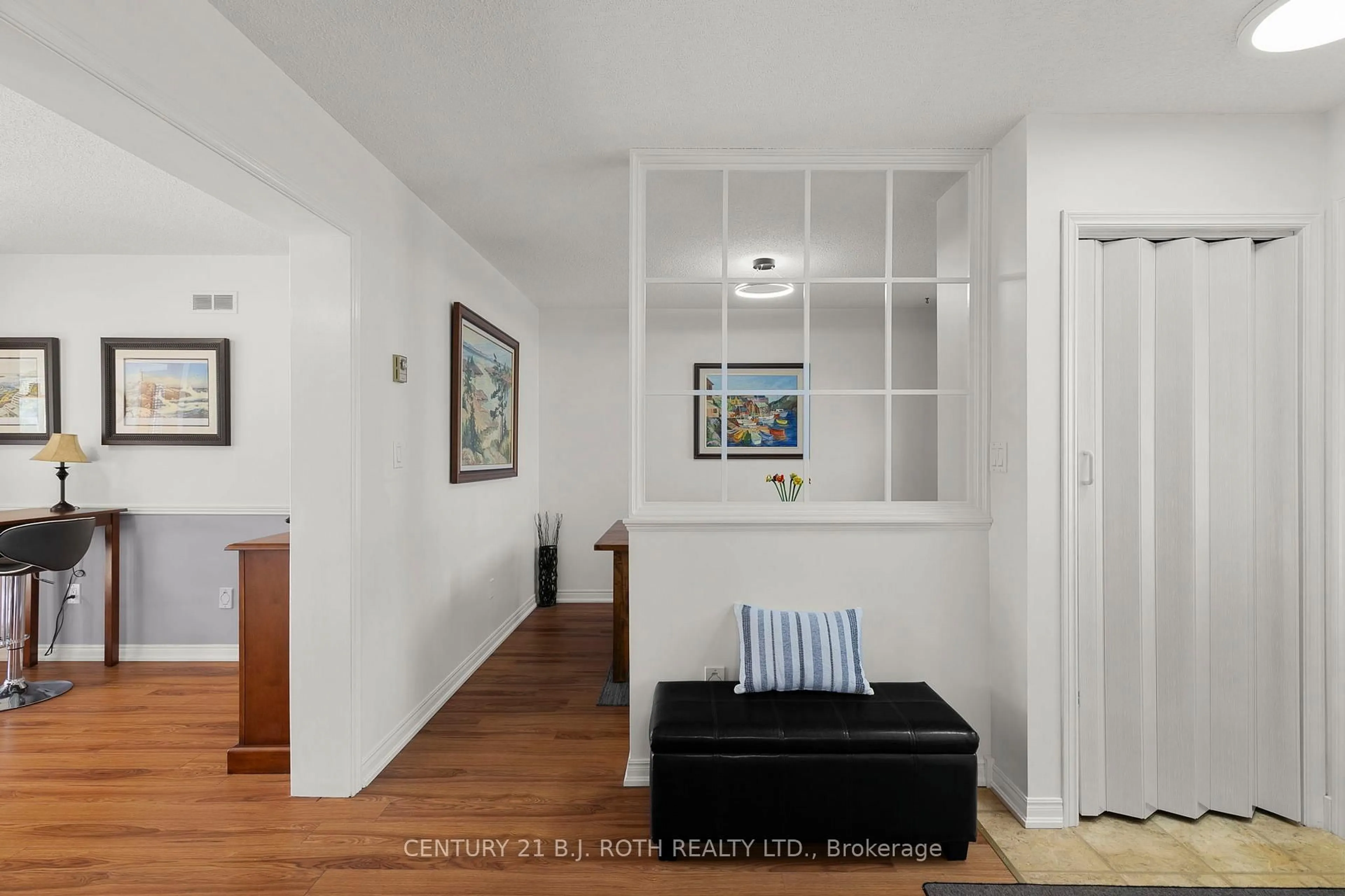 Indoor entryway for 60 Tamarack Dr, Oro-Medonte Ontario L0L 1T0