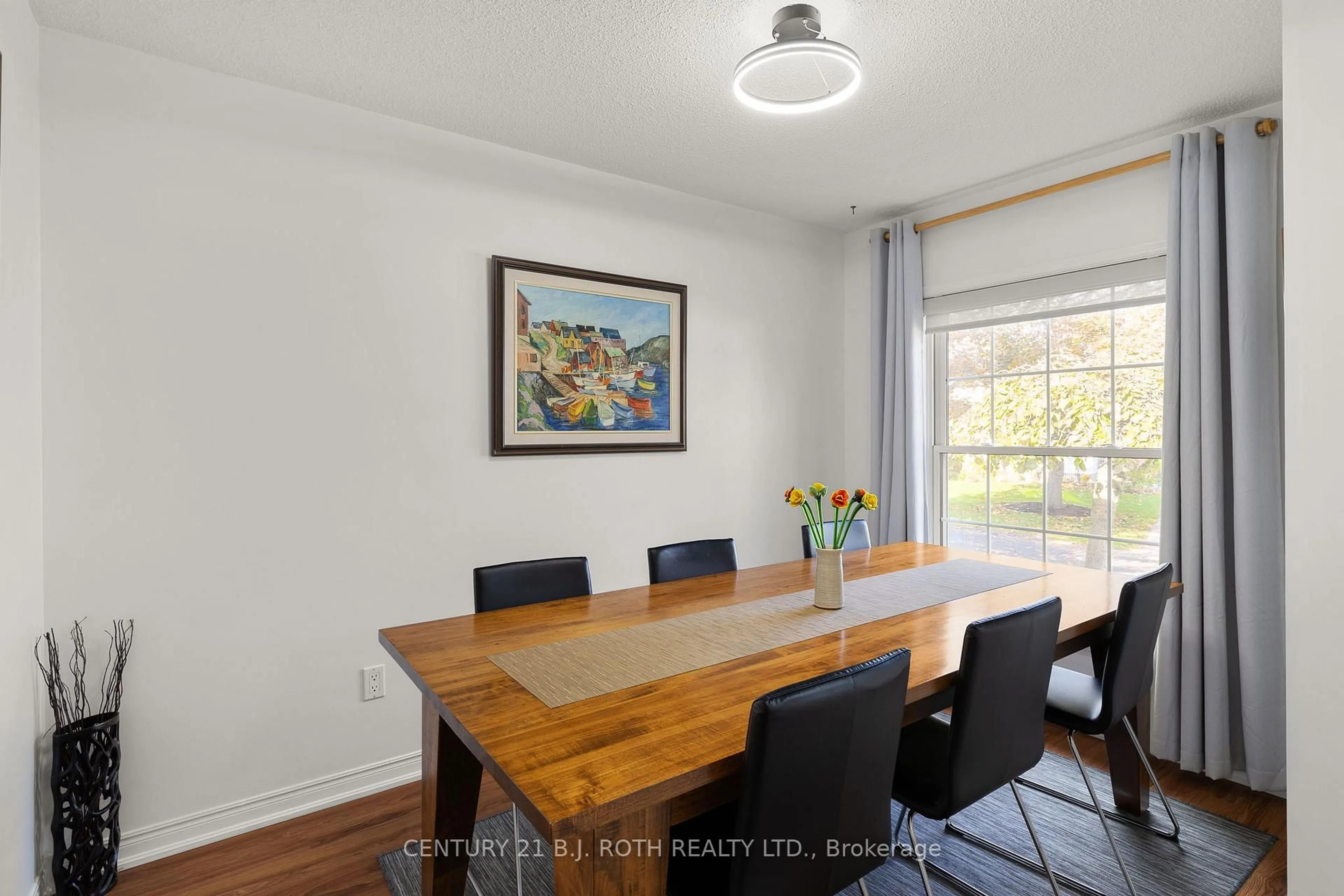 Dining room, wood/laminate floor for 60 Tamarack Dr, Oro-Medonte Ontario L0L 1T0