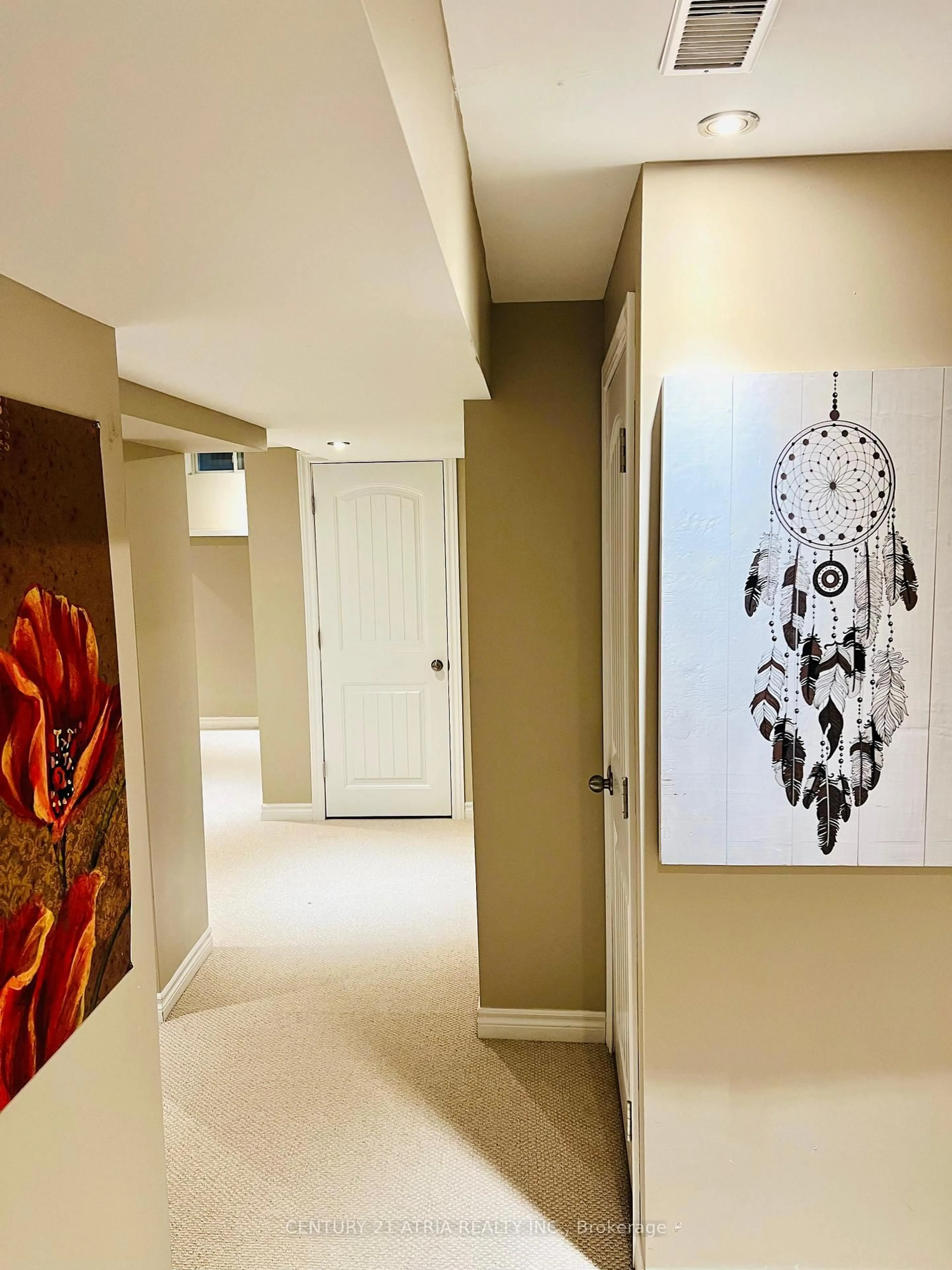 Indoor foyer for 19 Bird St, Barrie Ontario L4N 0X4