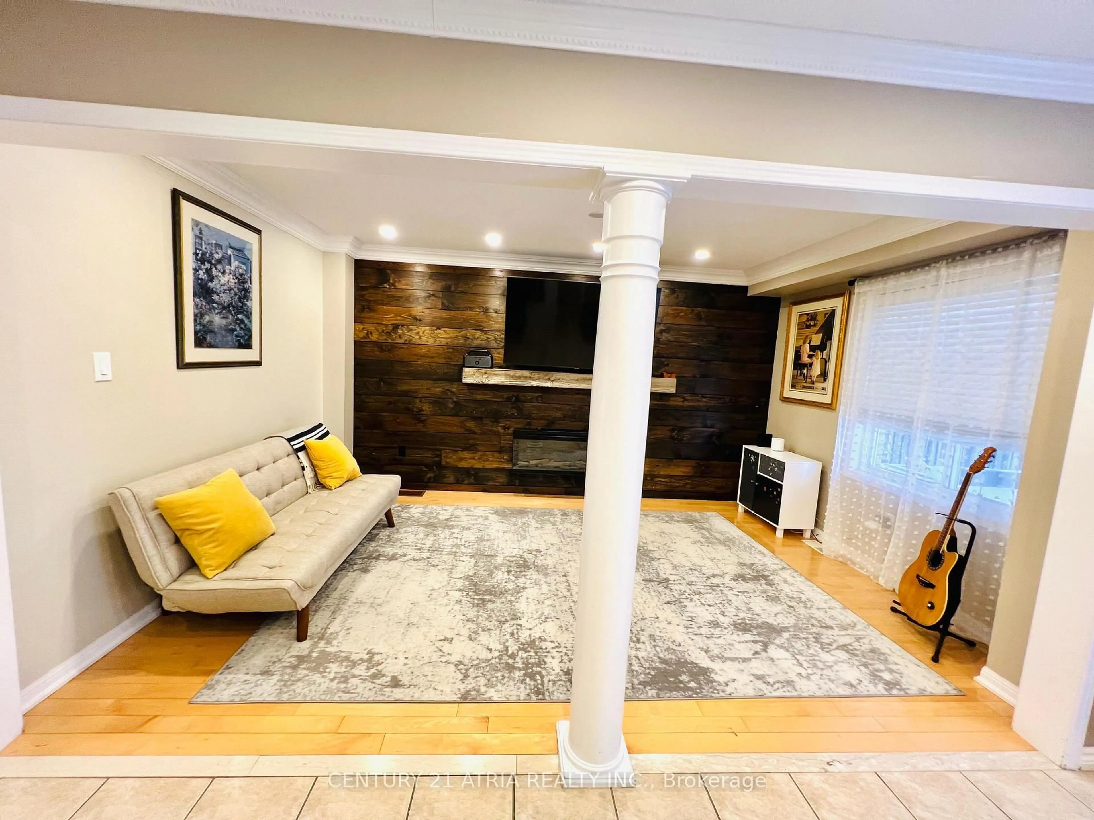 Unknown for 19 Bird St, Barrie Ontario L4N 0X4