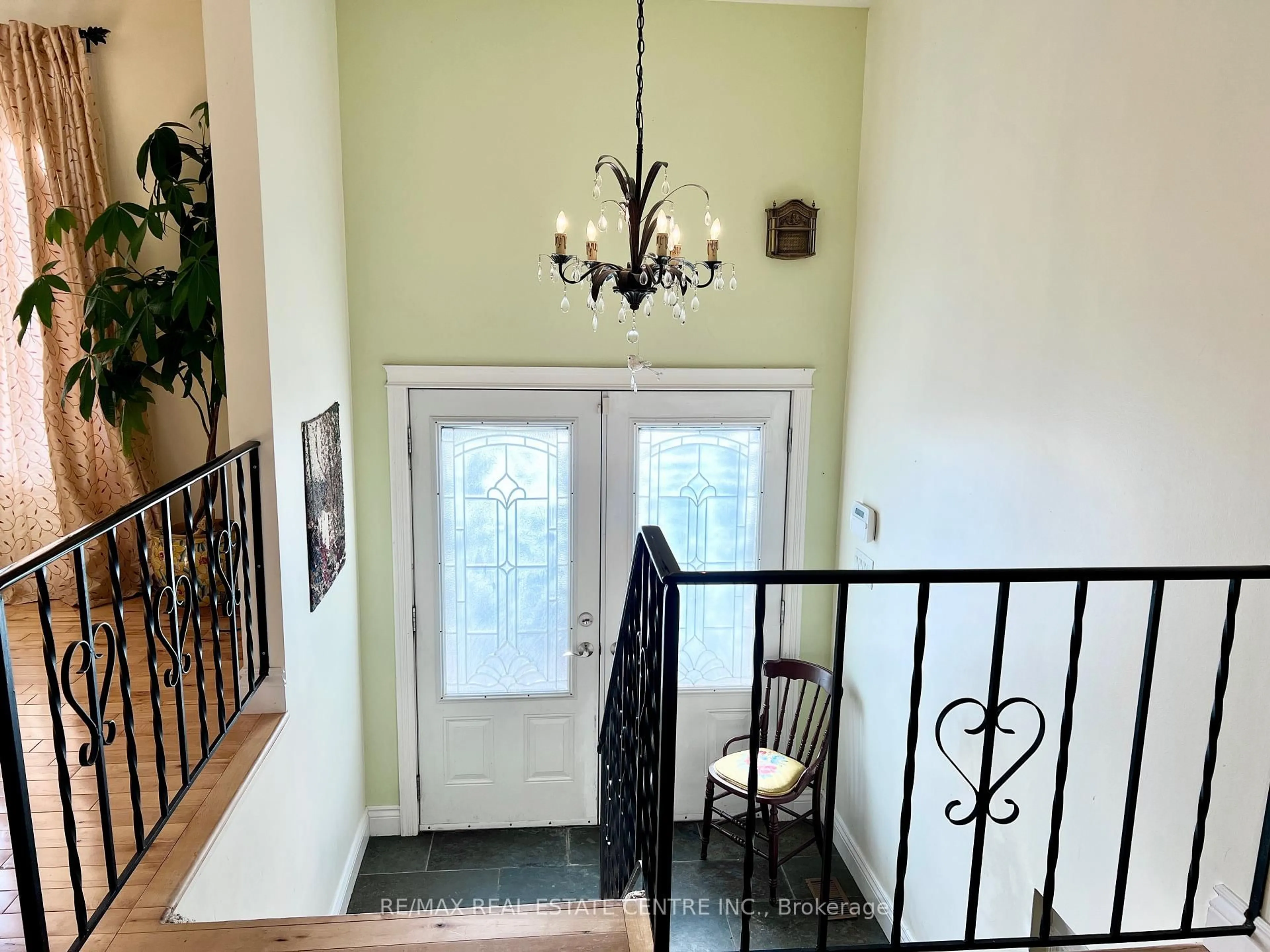 Indoor entryway for 135 CHRISTOPHER Ave, Wasaga Beach Ontario L9Z 1S4