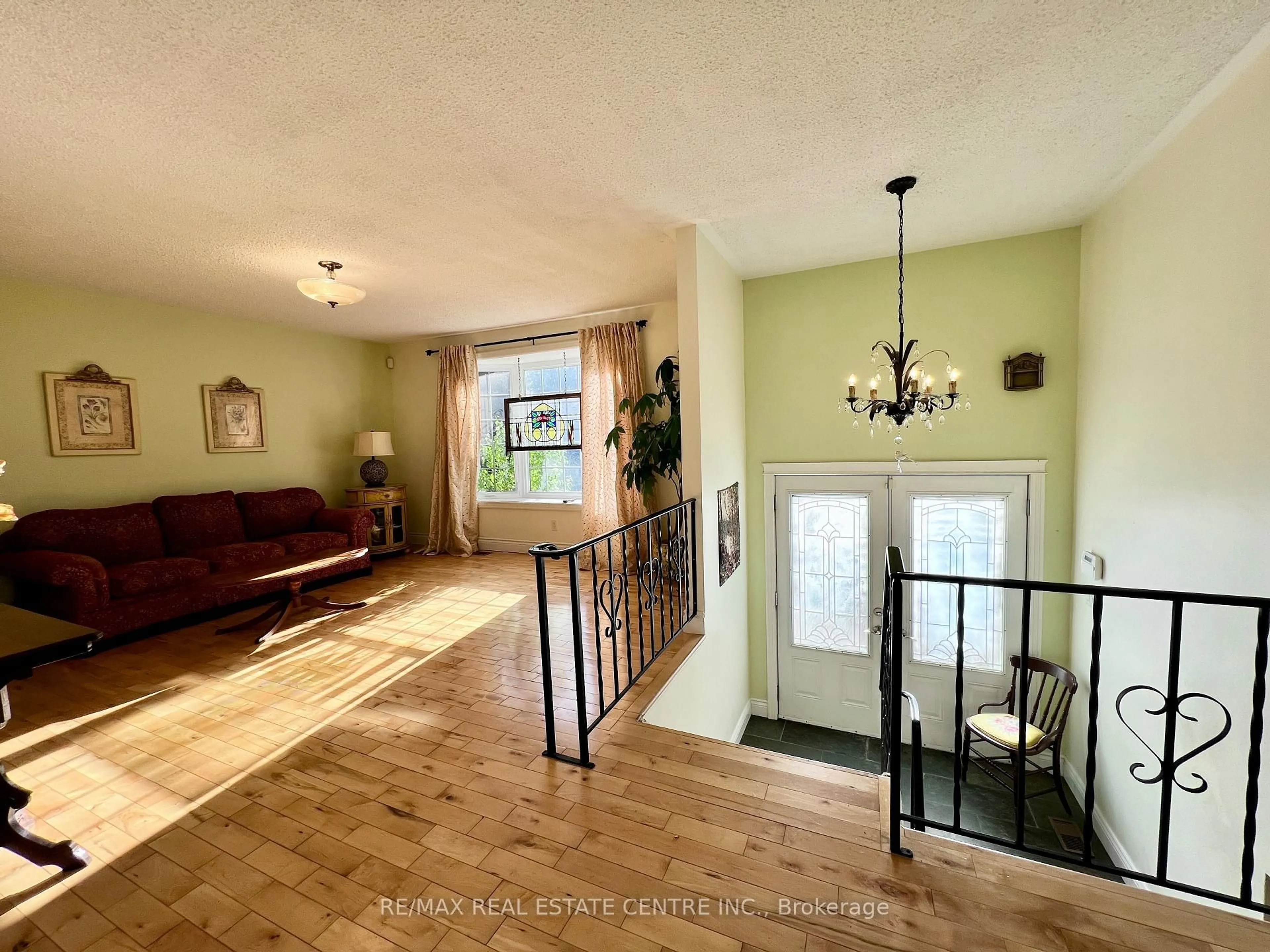 Indoor foyer for 135 CHRISTOPHER Ave, Wasaga Beach Ontario L9Z 1S4