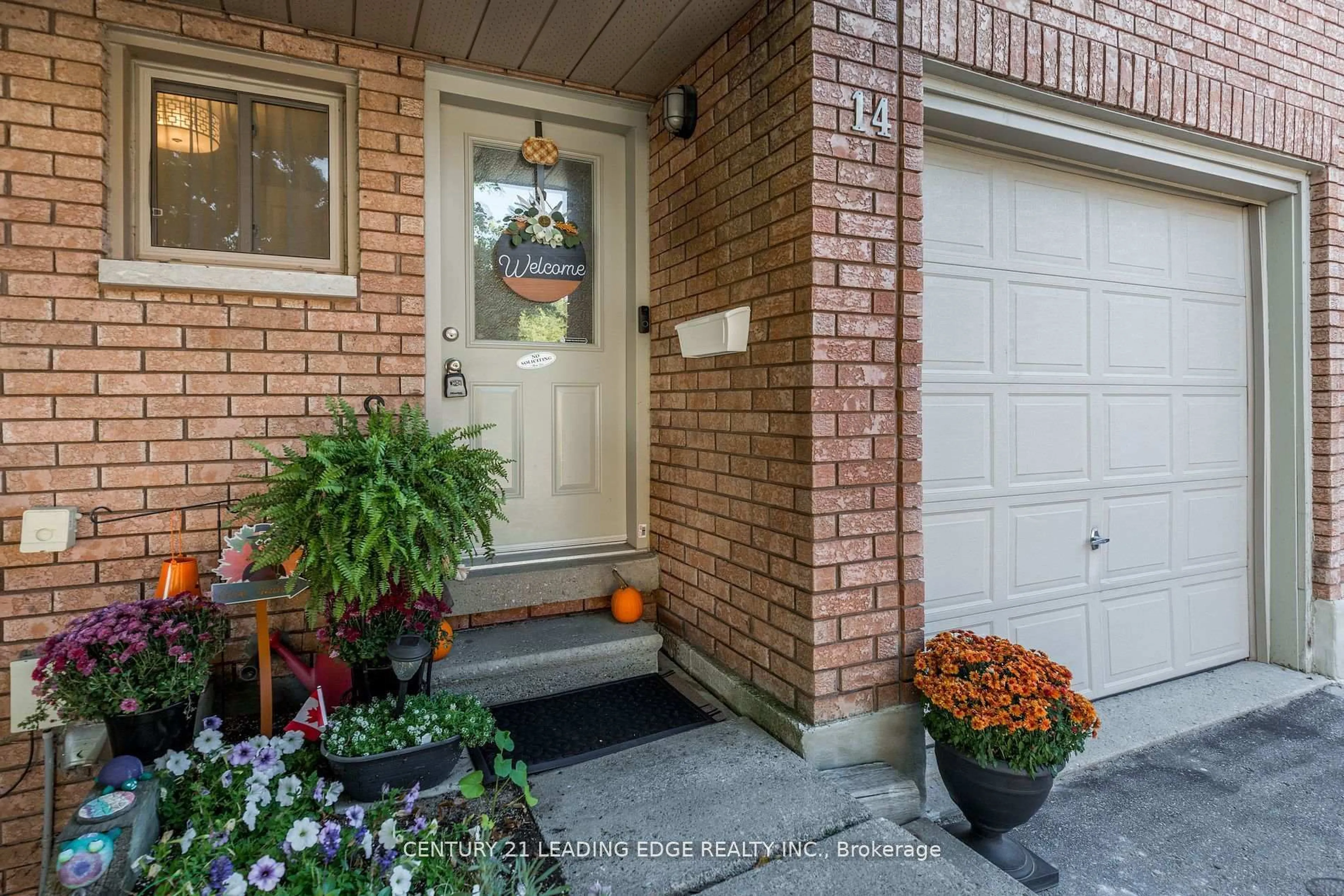 Indoor entryway for 14 Quail Cres, Barrie Ontario L4N 6X1