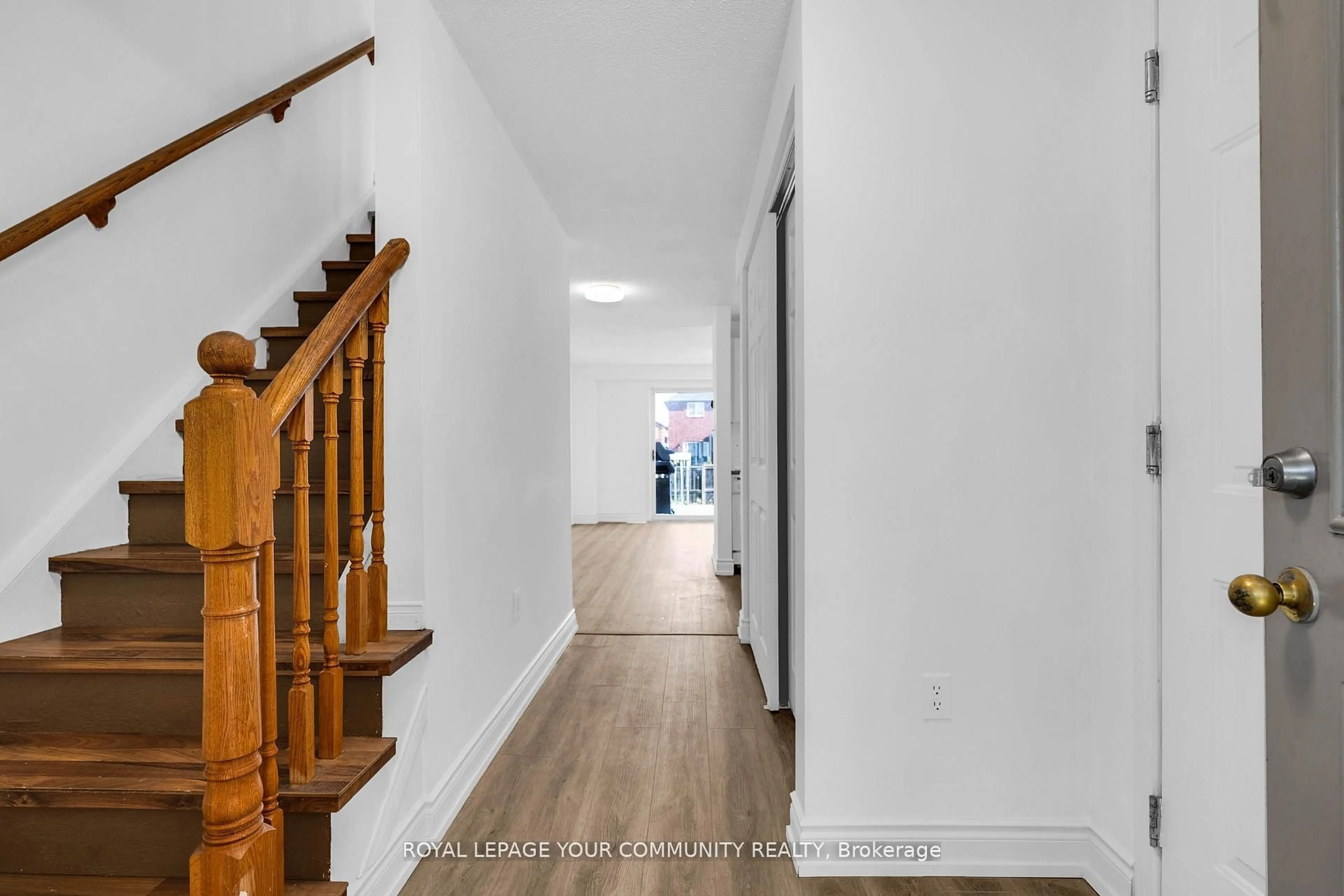 Indoor foyer for 76 Cheltenham Rd, Barrie Ontario L4M 6S7
