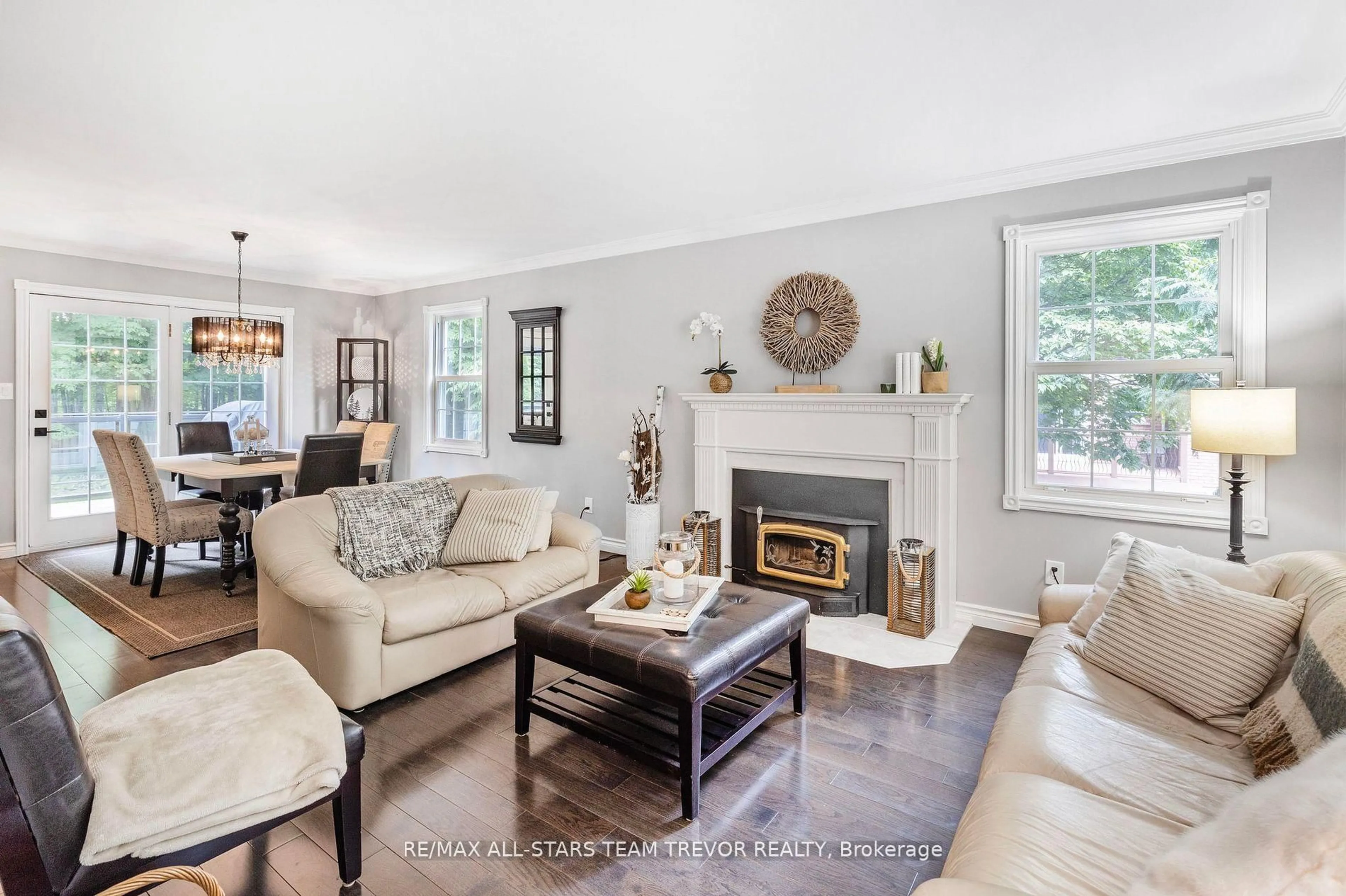 Living room with furniture, unknown for 5 Bailey Cres, Tiny Ontario L0L 2T0