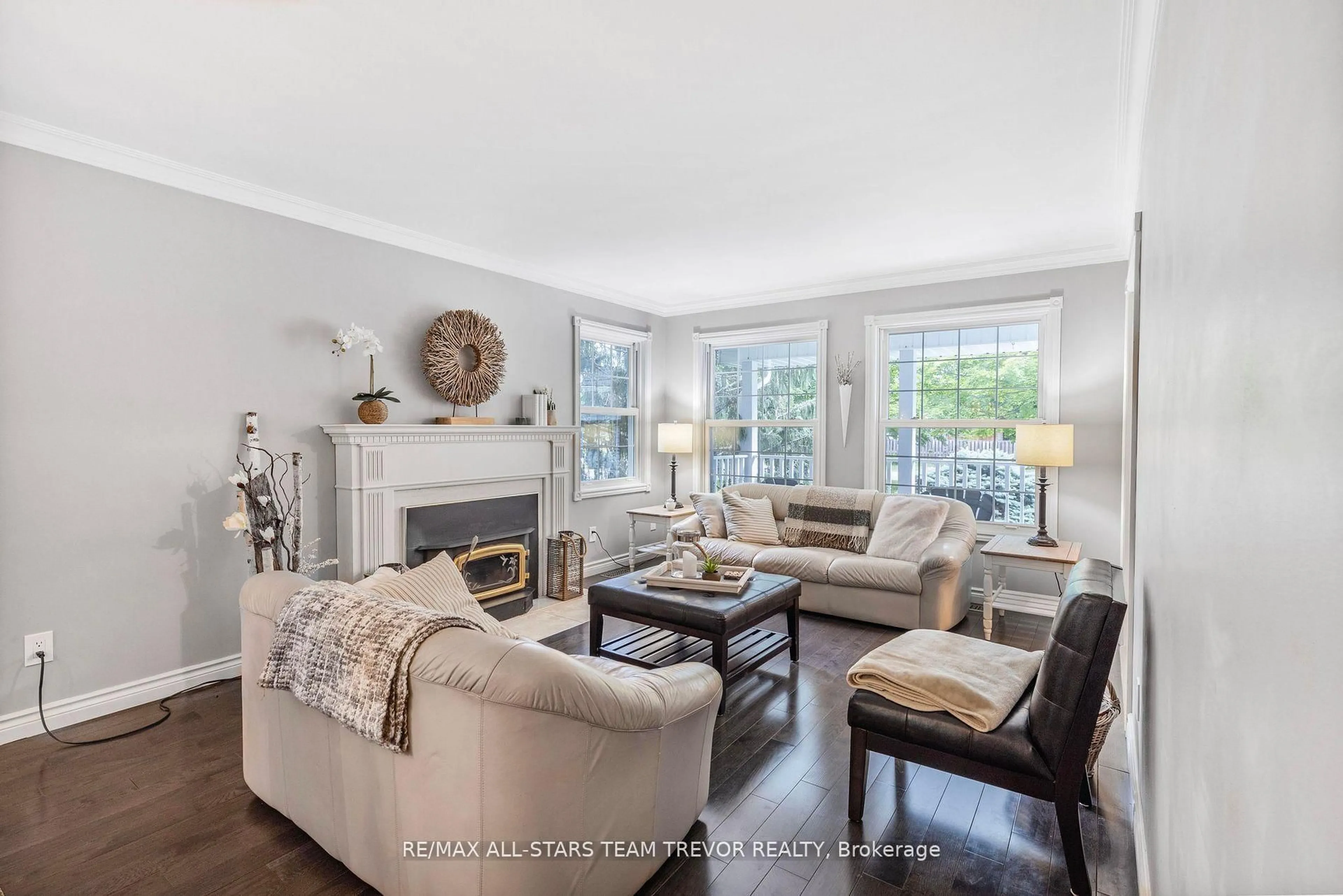 Living room with furniture, unknown for 5 Bailey Cres, Tiny Ontario L0L 2T0