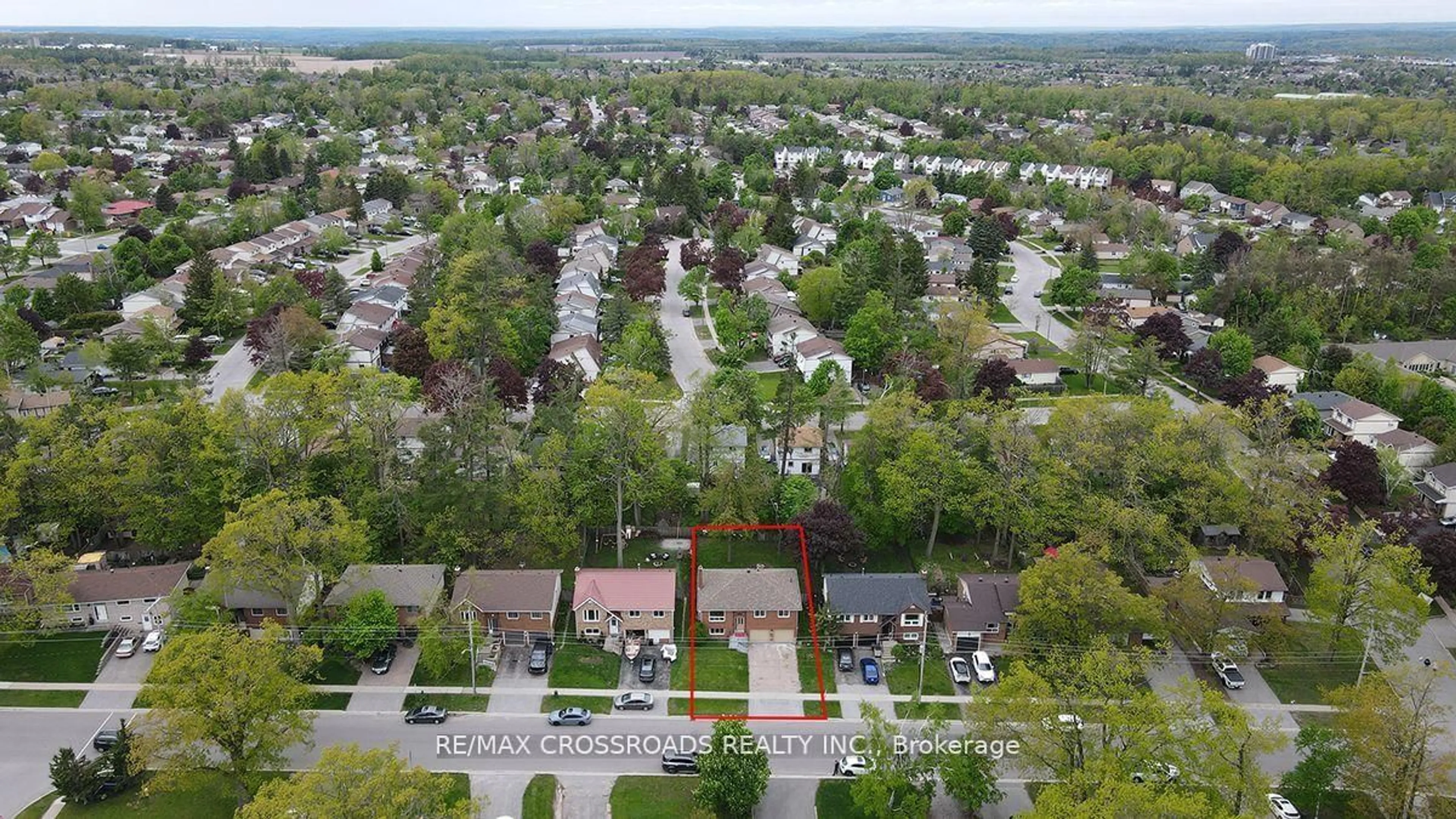 A pic from outside/outdoor area/front of a property/back of a property/a pic from drone, unknown for 160 letitia St, Barrie Ontario L4N 1P5