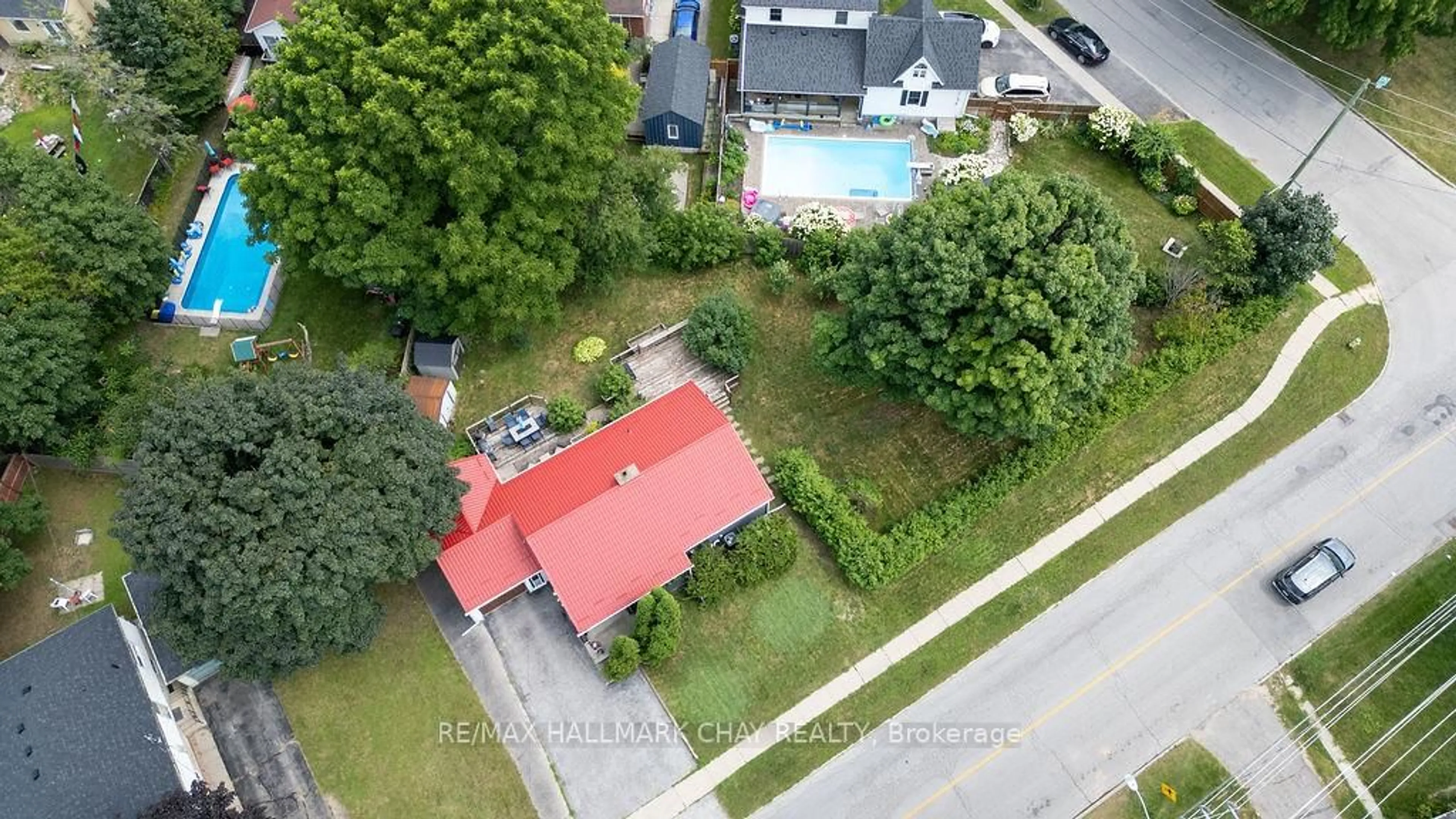 A pic from outside/outdoor area/front of a property/back of a property/a pic from drone, street for 325 Innisfil St, Barrie Ontario L4N 3G4