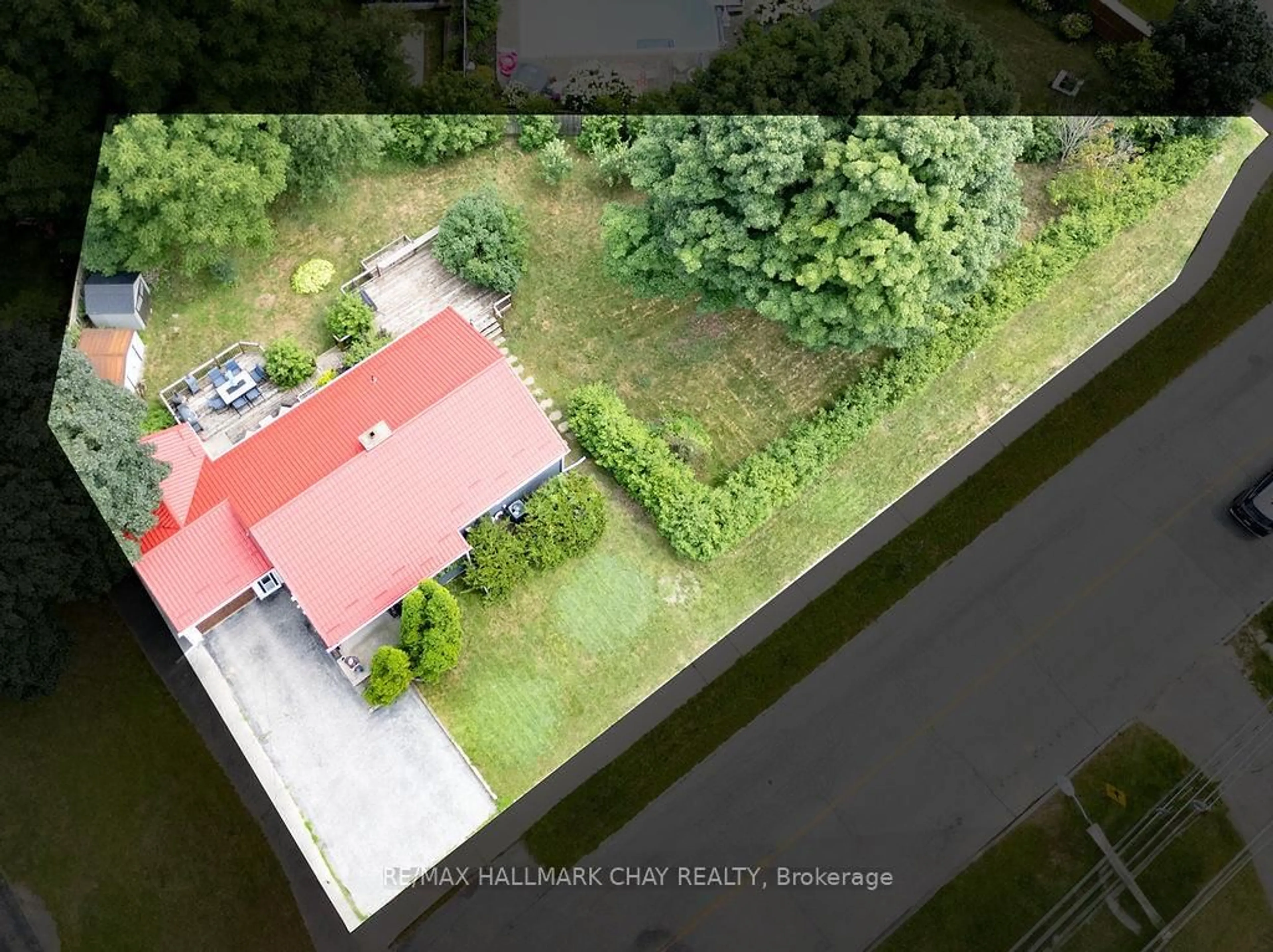 A pic from outside/outdoor area/front of a property/back of a property/a pic from drone, water/lake/river/ocean view for 325 Innisfil St, Barrie Ontario L4N 3G4