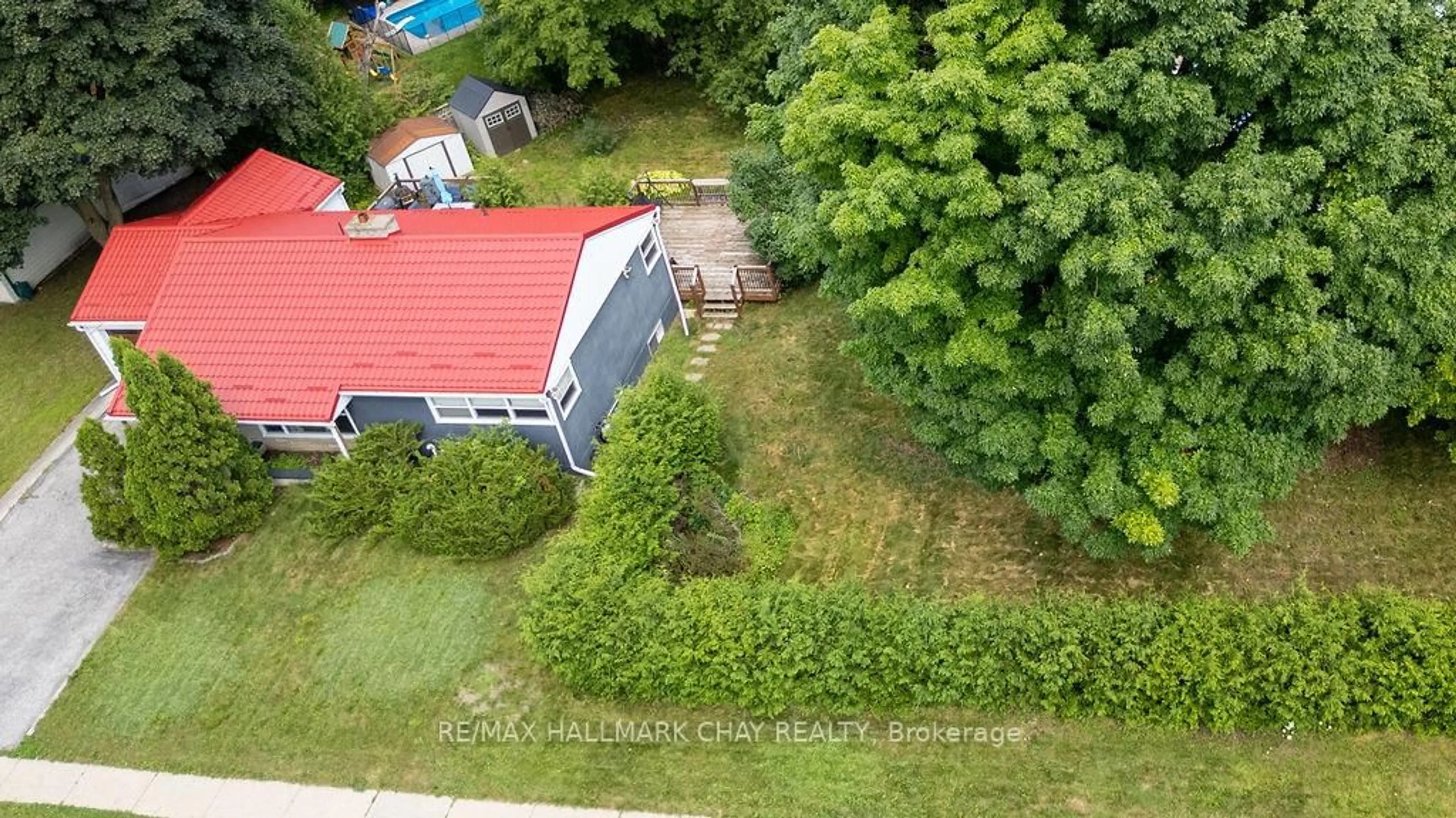 A pic from outside/outdoor area/front of a property/back of a property/a pic from drone, street for 325 Innisfil St, Barrie Ontario L4N 3G4
