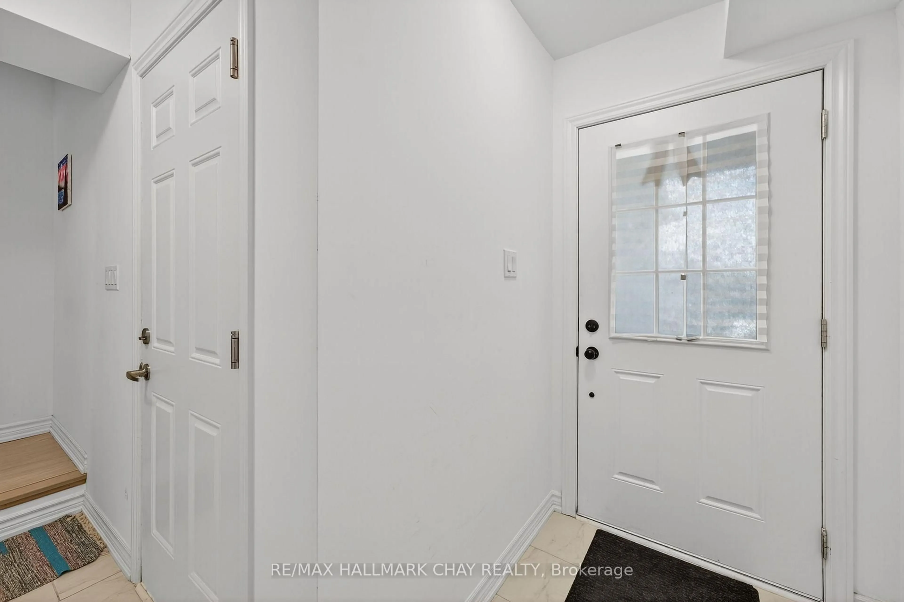 Indoor entryway for 7 Tobias Lane, Barrie Ontario L9J 0T8