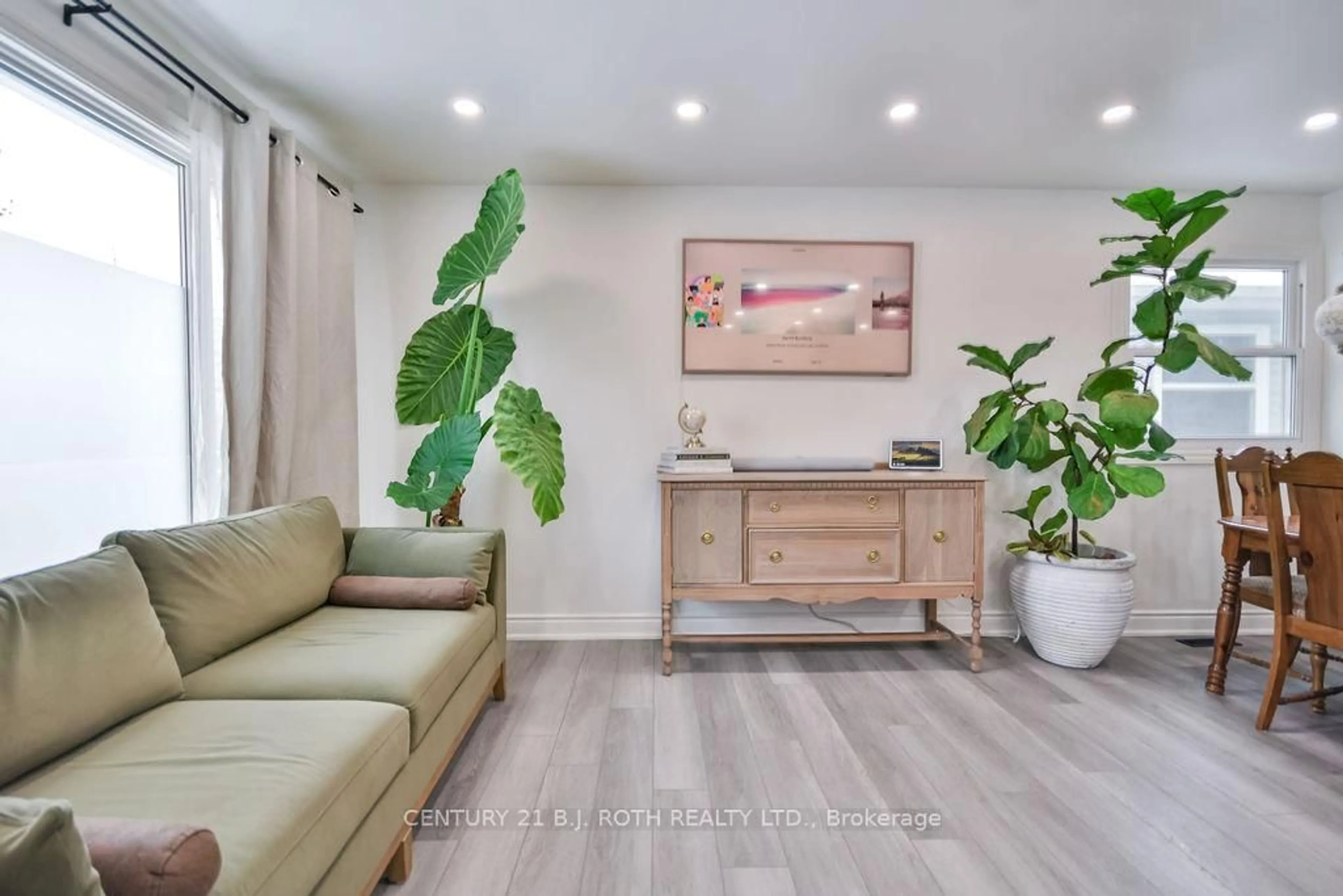 Living room with furniture, unknown for 69 Janice Dr, Barrie Ontario L4N 5N4