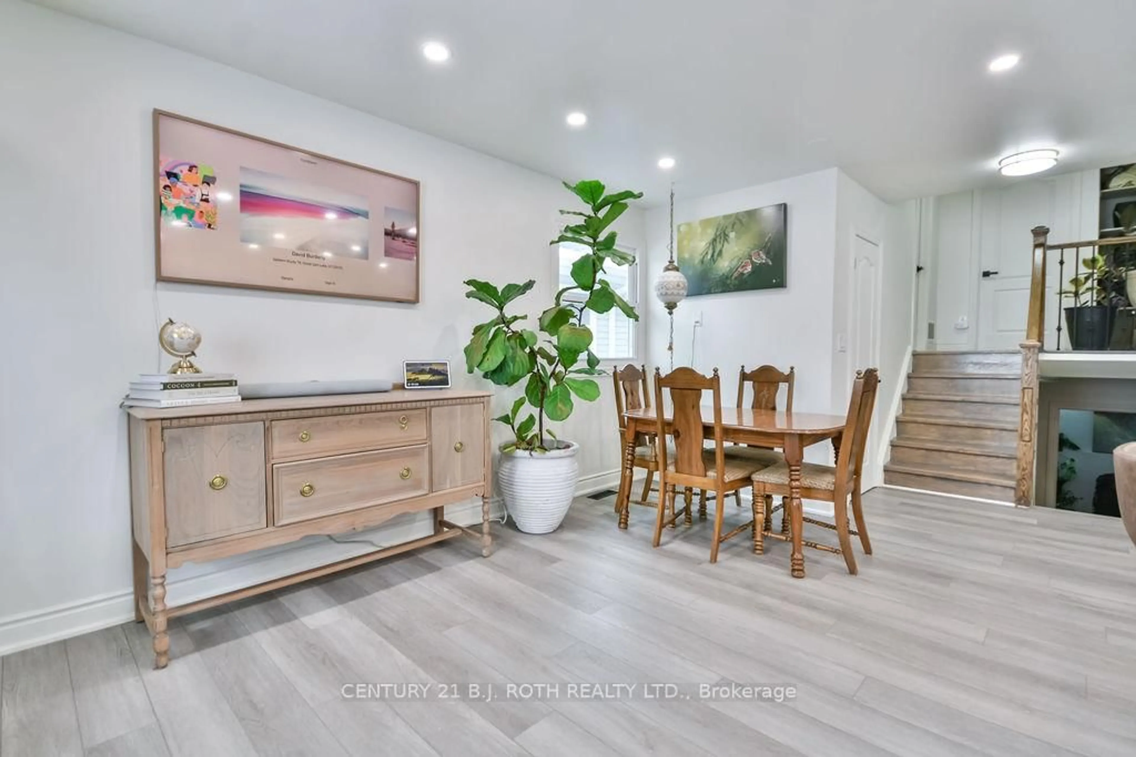 Open concept kitchen, wood/laminate floor for 69 Janice Dr, Barrie Ontario L4N 5N4