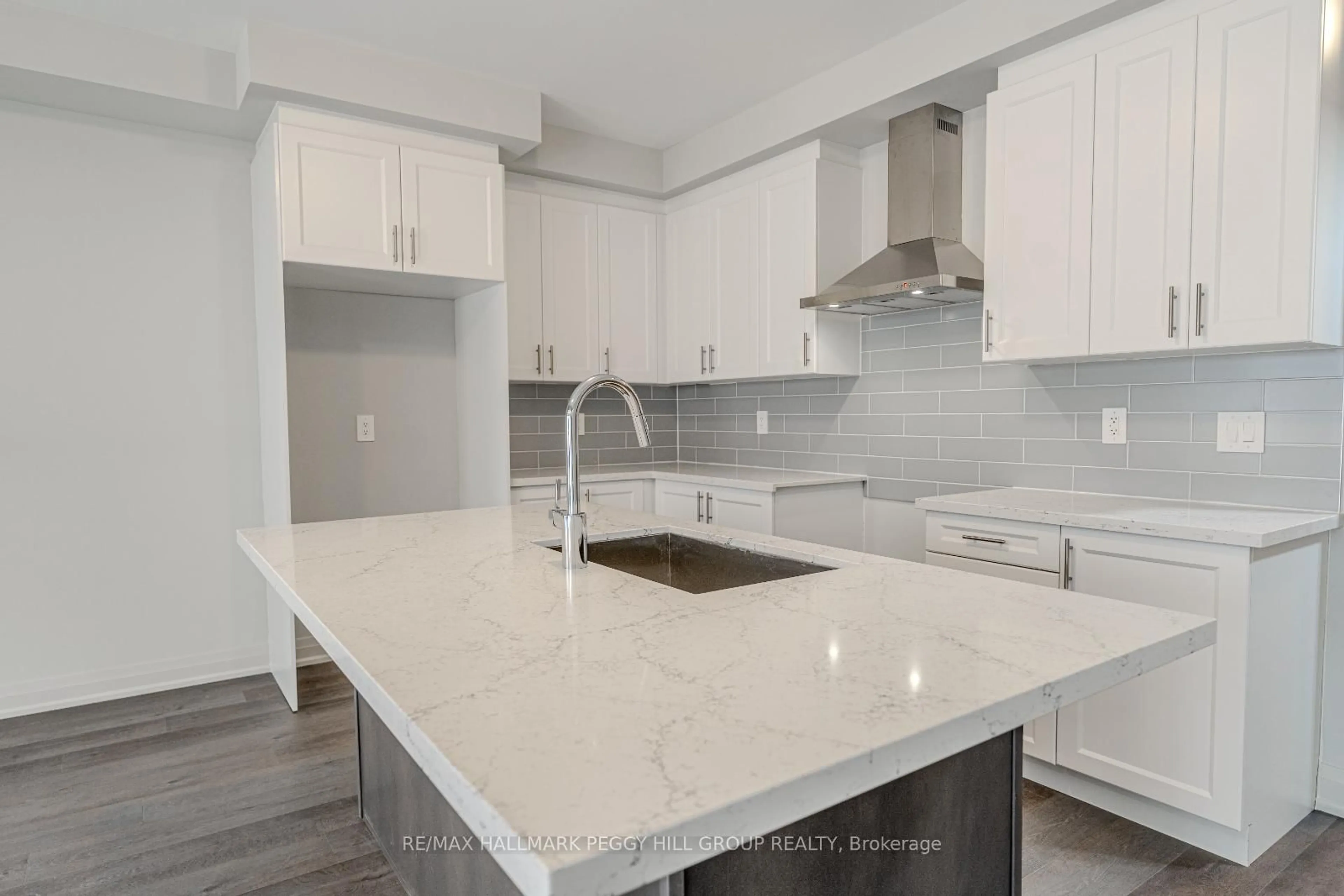 Open concept kitchen, ceramic/tile floor for 25 Amsterdam Dr, Barrie Ontario L9J 0Z4