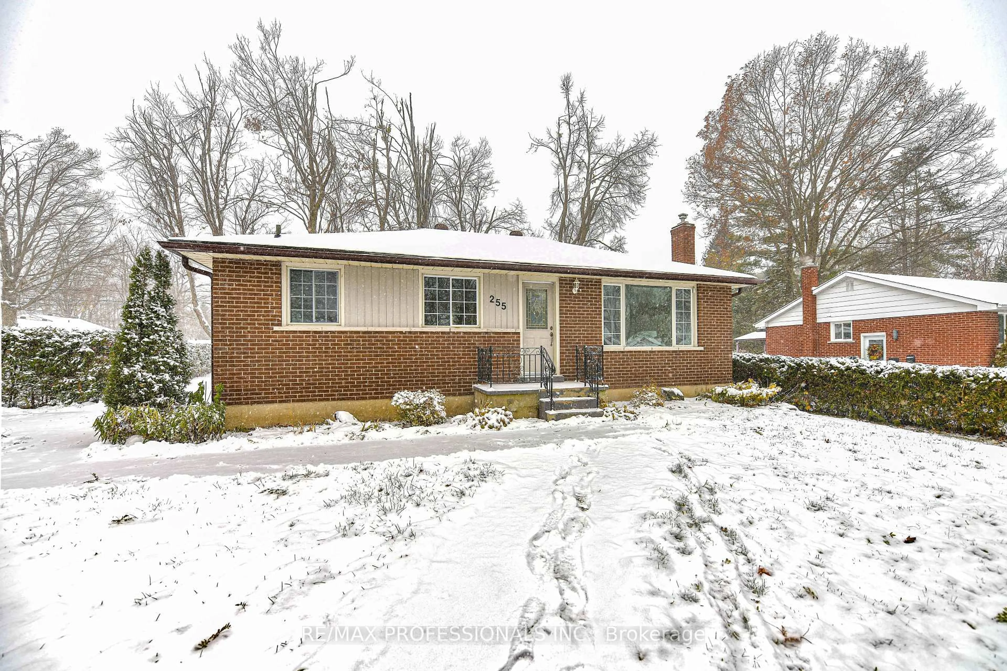 Home with brick exterior material, street for 255 Lawrence Ave, Orillia Ontario L3V 5M5