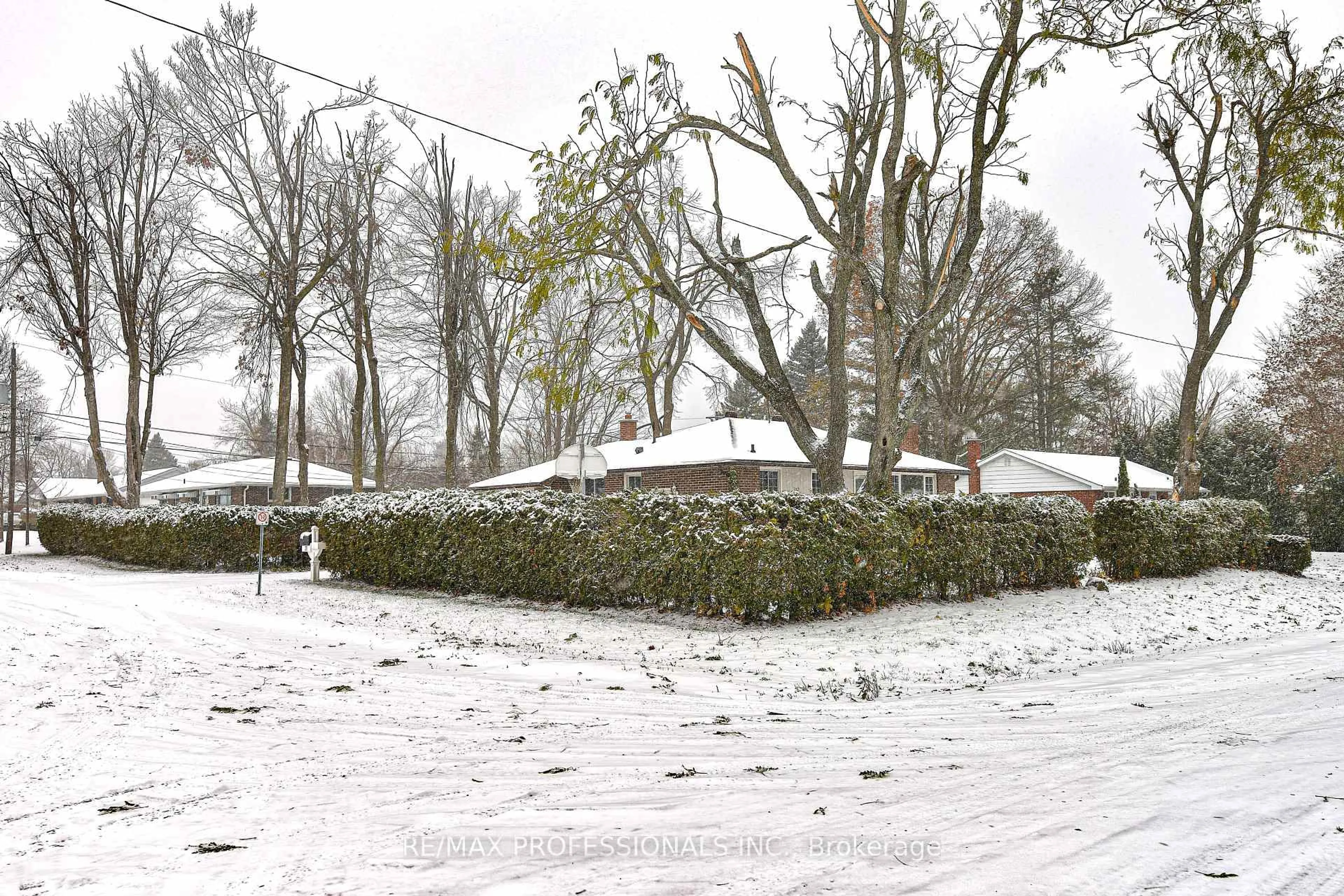 Patio, street for 255 Lawrence Ave, Orillia Ontario L3V 5M5