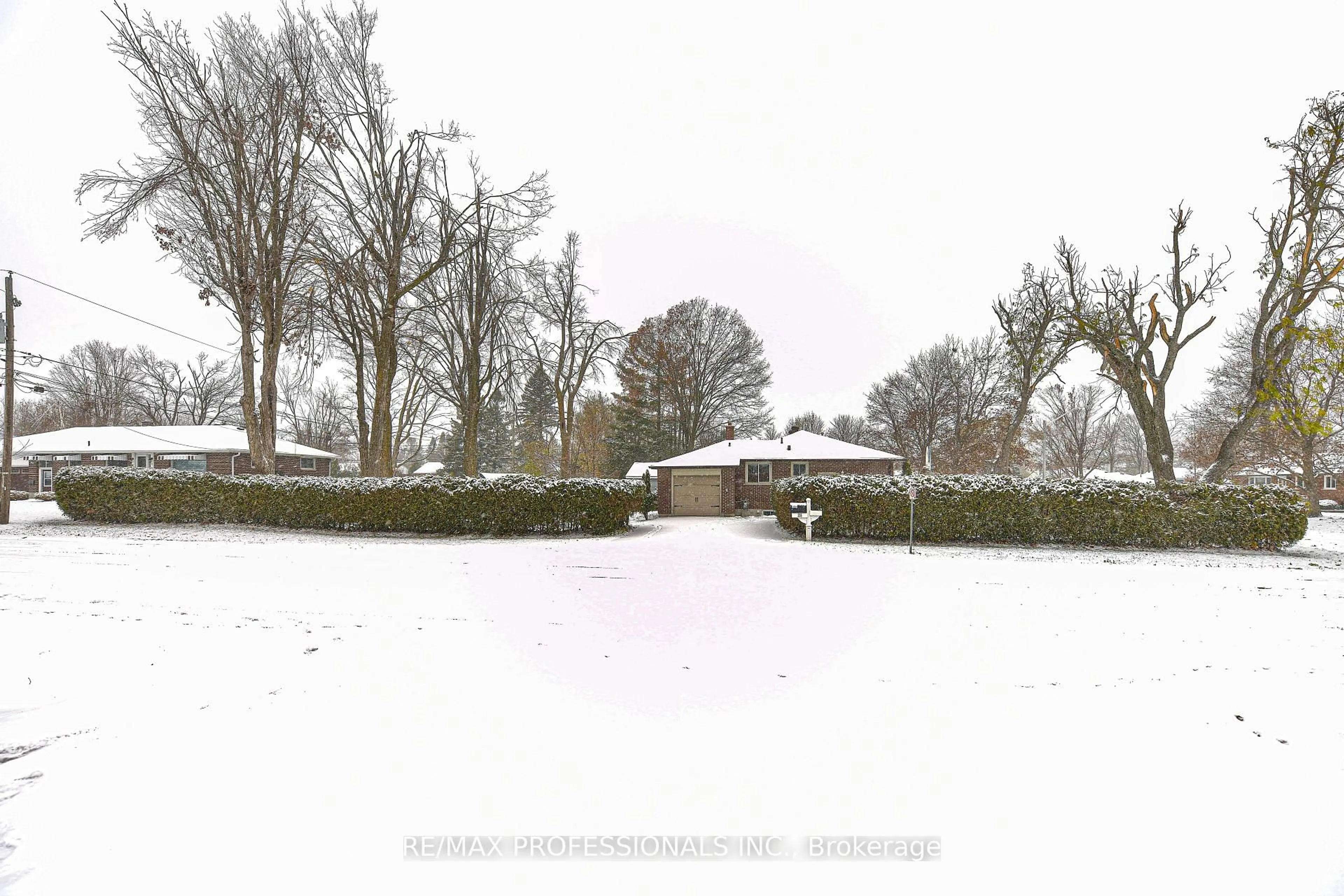 A pic from outside/outdoor area/front of a property/back of a property/a pic from drone, street for 255 Lawrence Ave, Orillia Ontario L3V 5M5