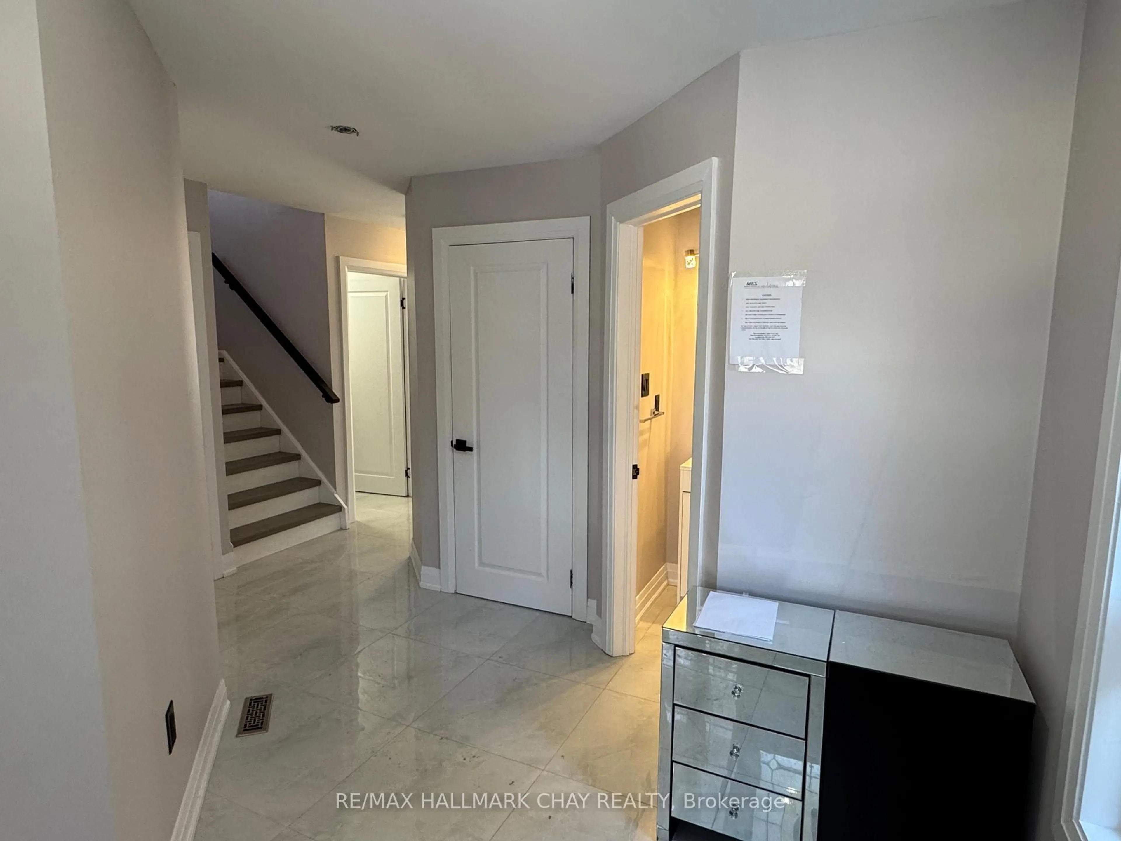 Indoor entryway for 49 Catherine Dr, Barrie Ontario L4N 0Y5