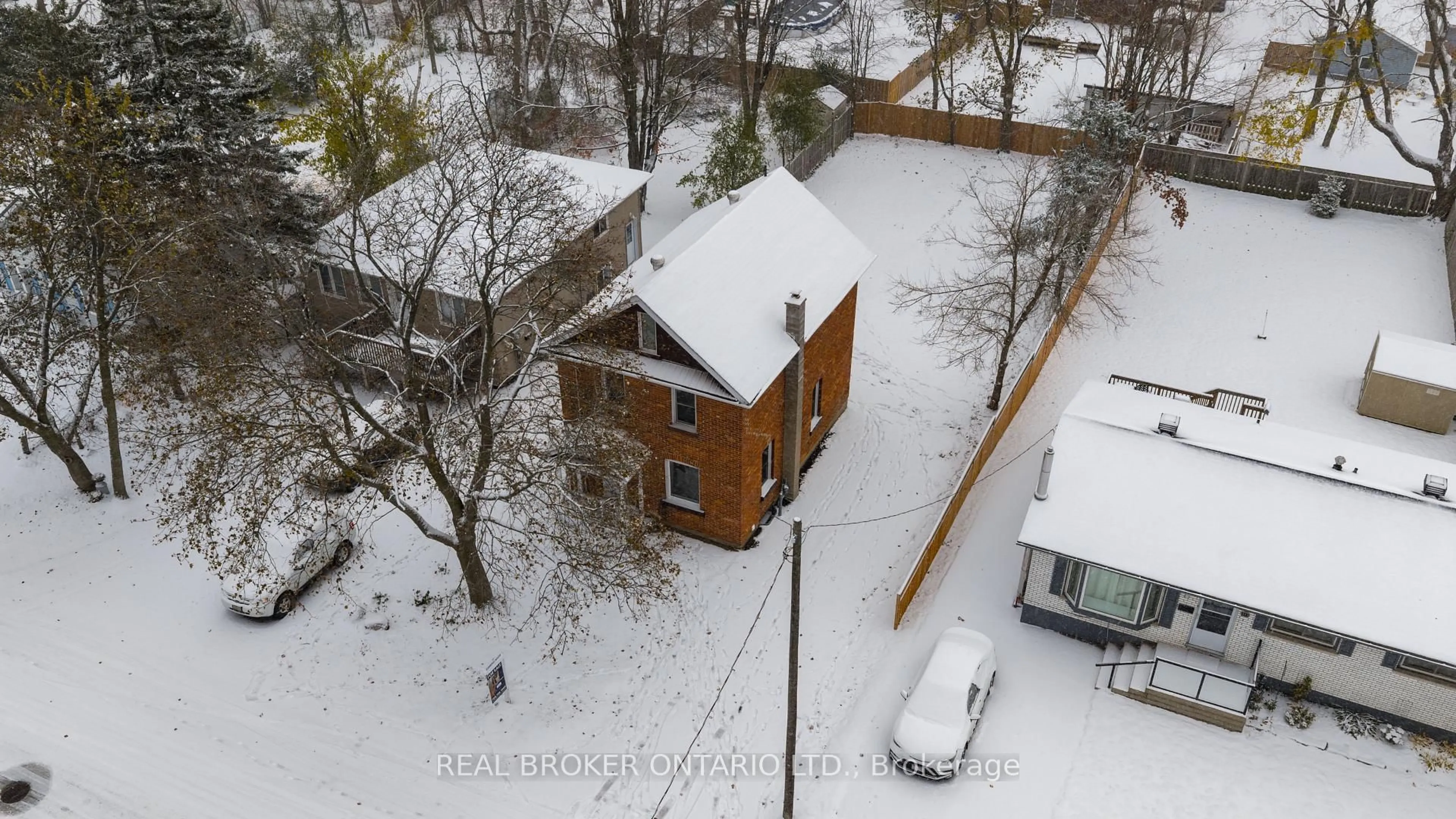 A pic from outside/outdoor area/front of a property/back of a property/a pic from drone, unknown for 351 Arthur St, Orillia Ontario L3V 3M9