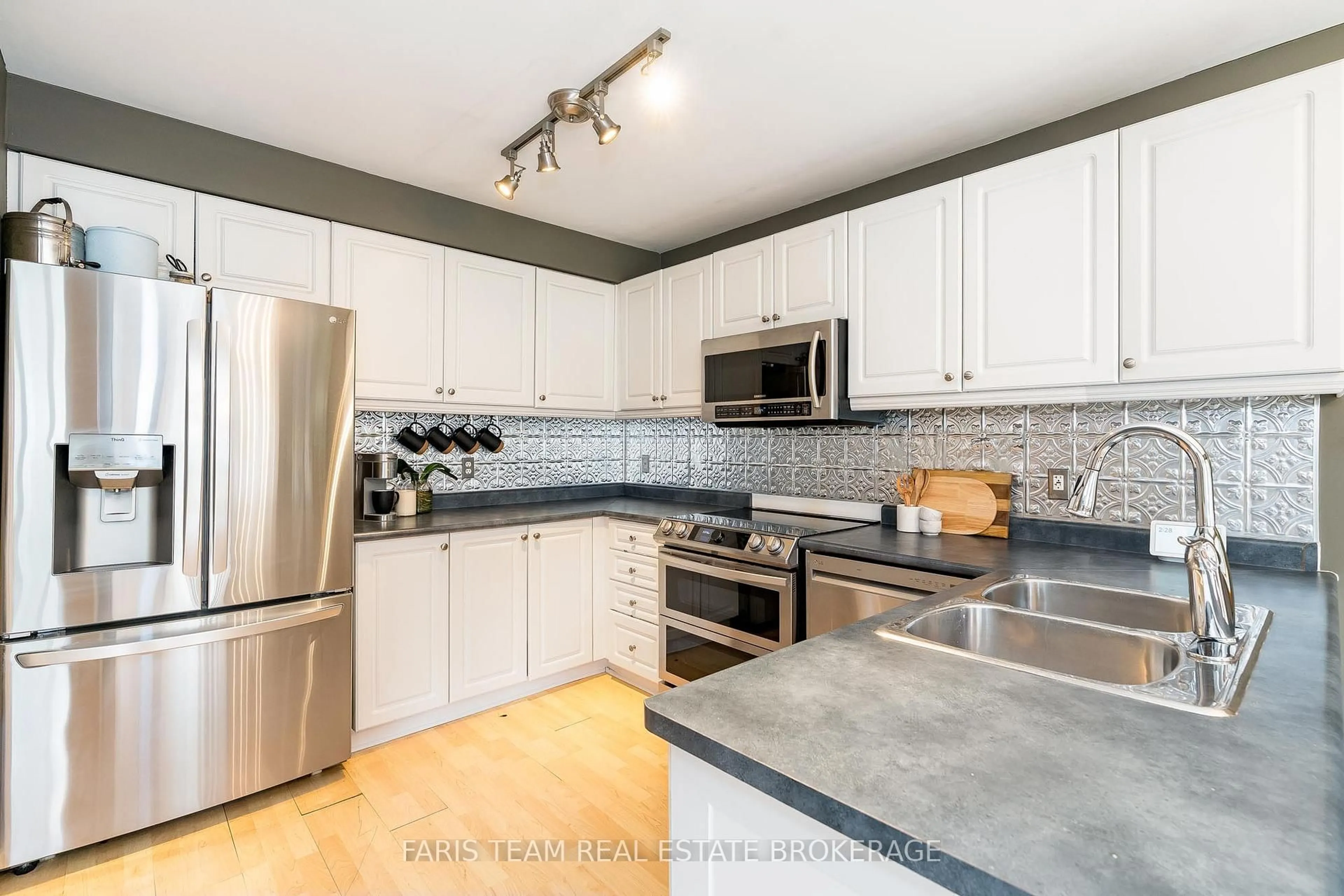 Unknown for 6 Julia Cres, Orillia Ontario L3V 7Y9