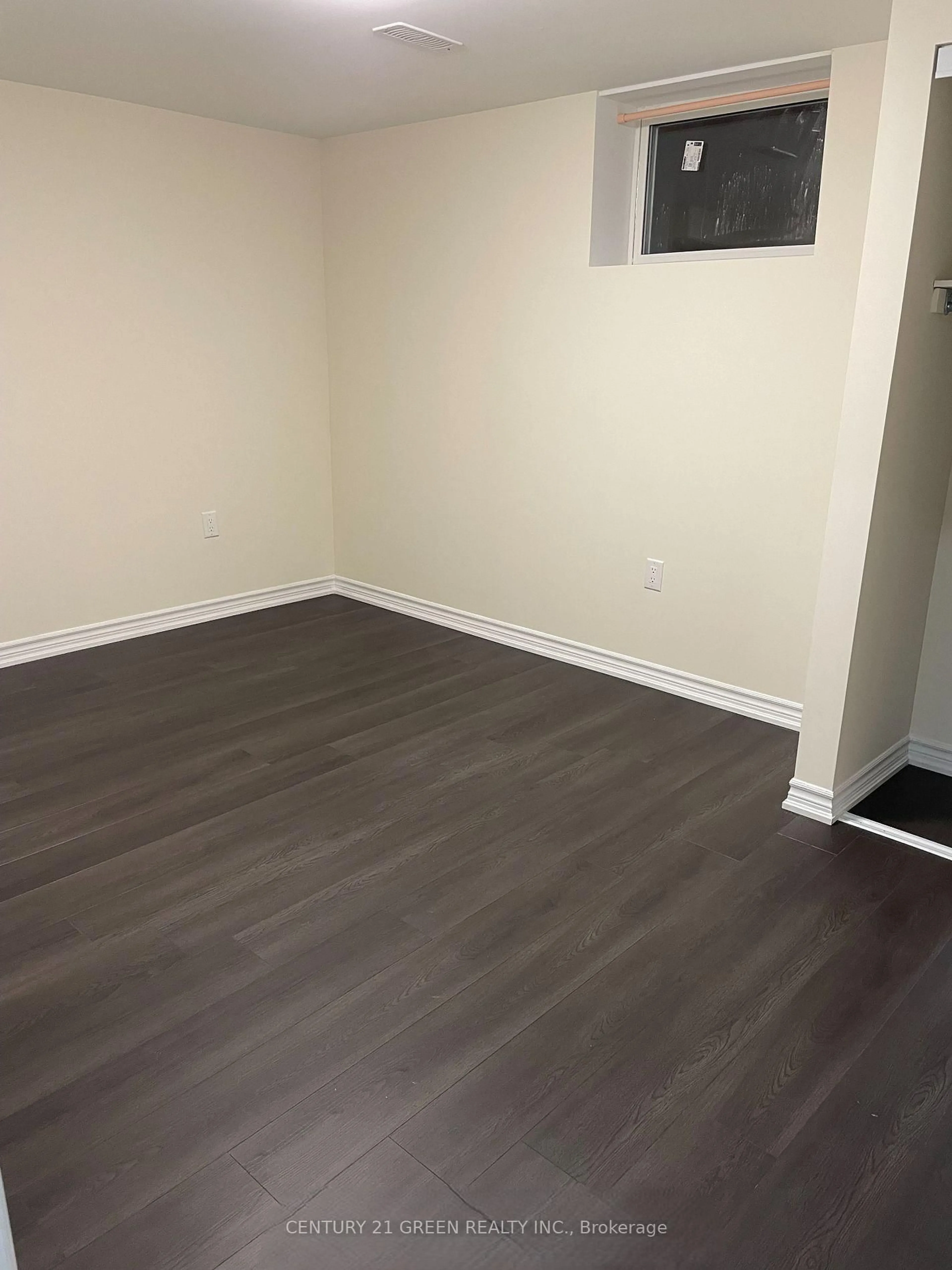 A pic of a room for 141 Columbia Rd, Barrie Ontario L4N 8E3