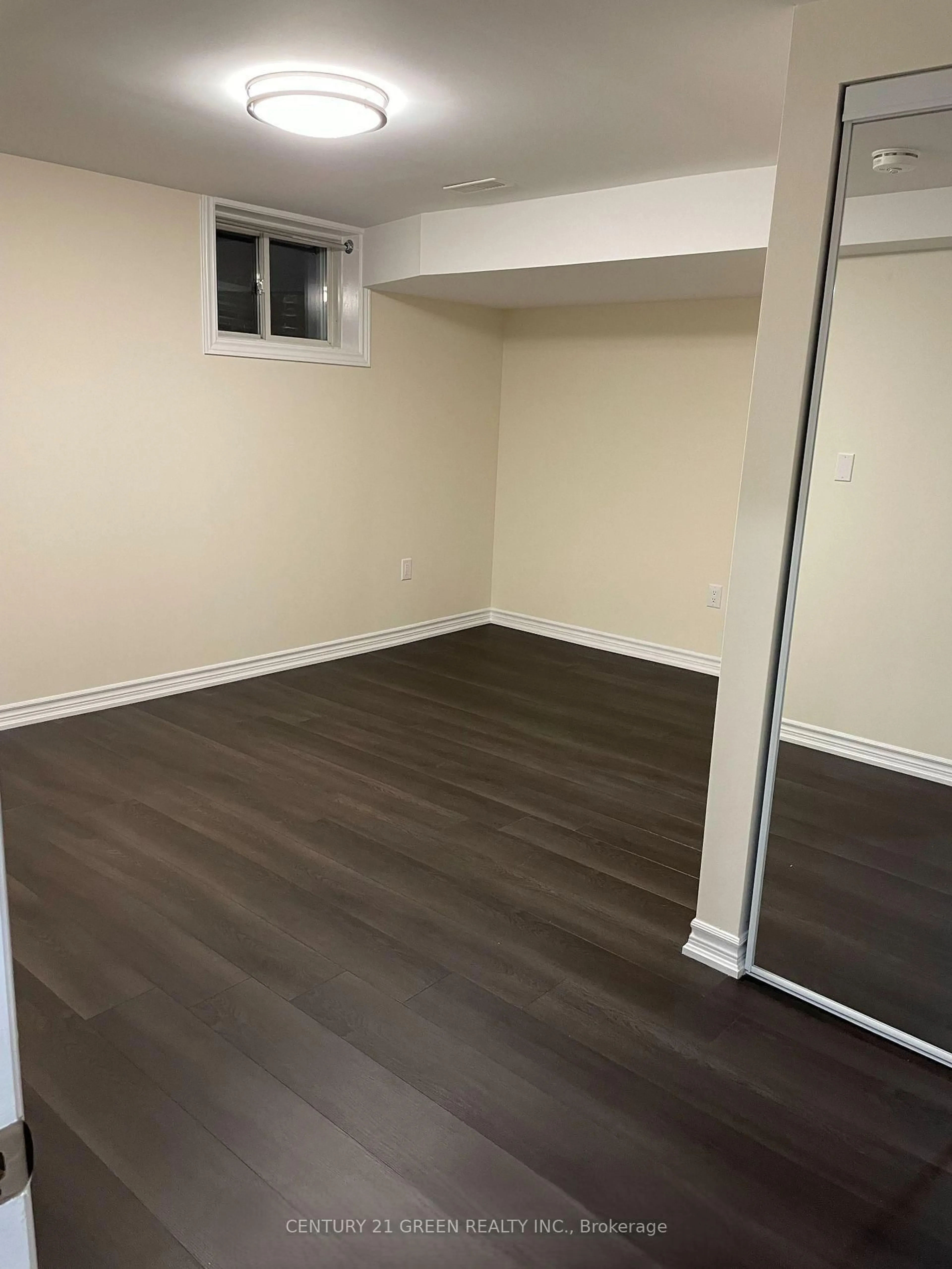 A pic of a room for 141 Columbia Rd, Barrie Ontario L4N 8E3