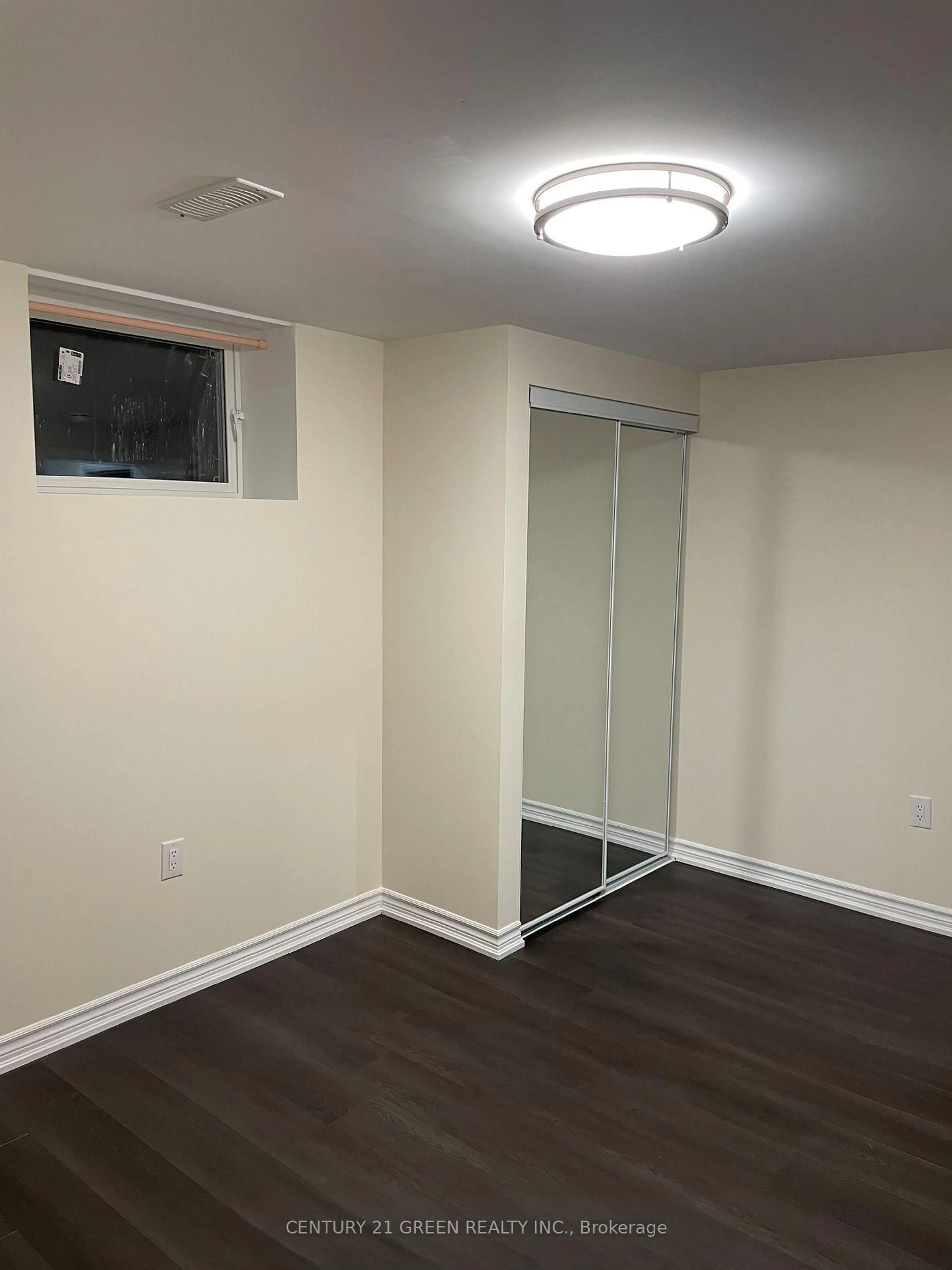 A pic of a room for 141 Columbia Rd, Barrie Ontario L4N 8E3