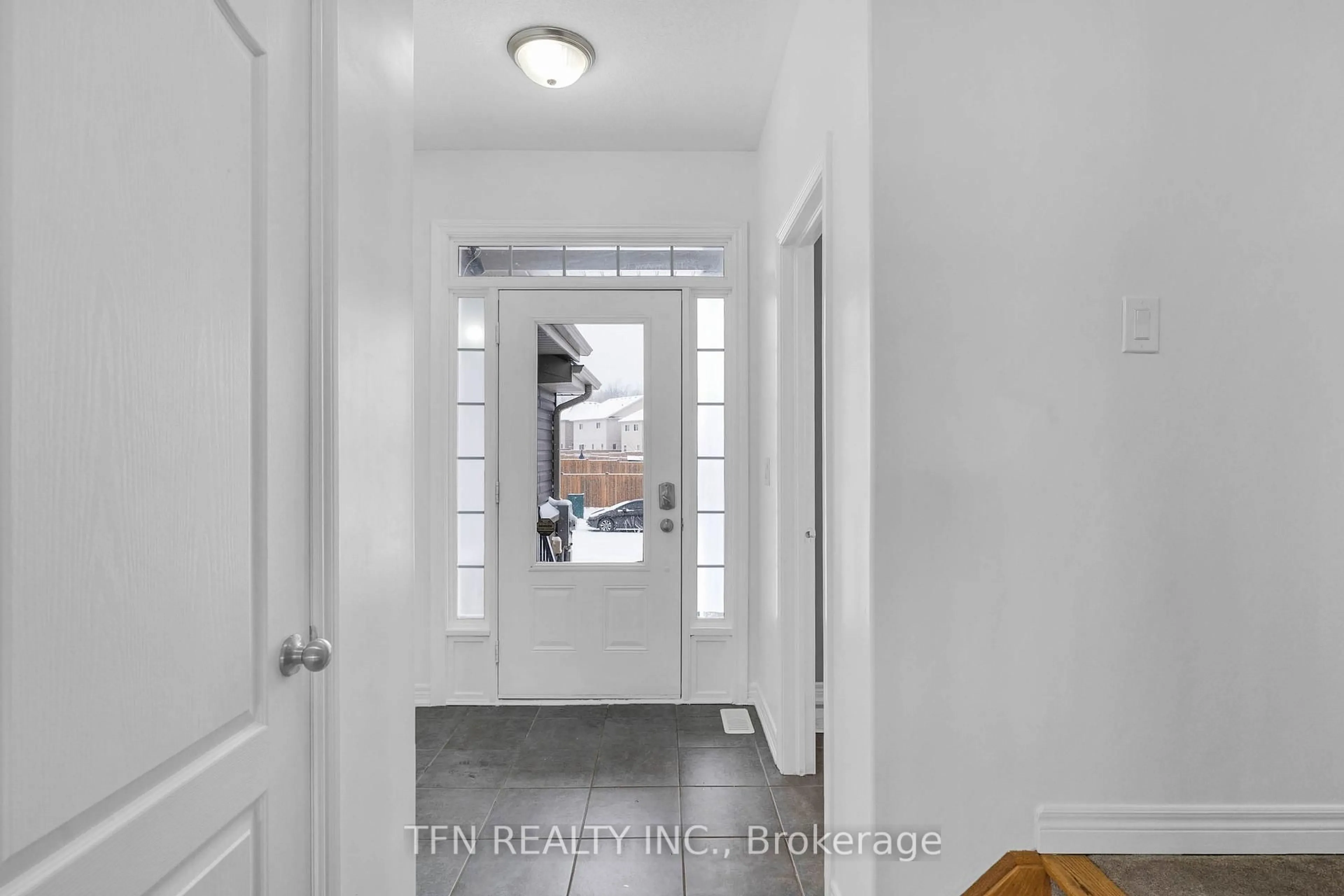 Indoor entryway for 9 Isabella Dr, Orillia Ontario L3V 0E2