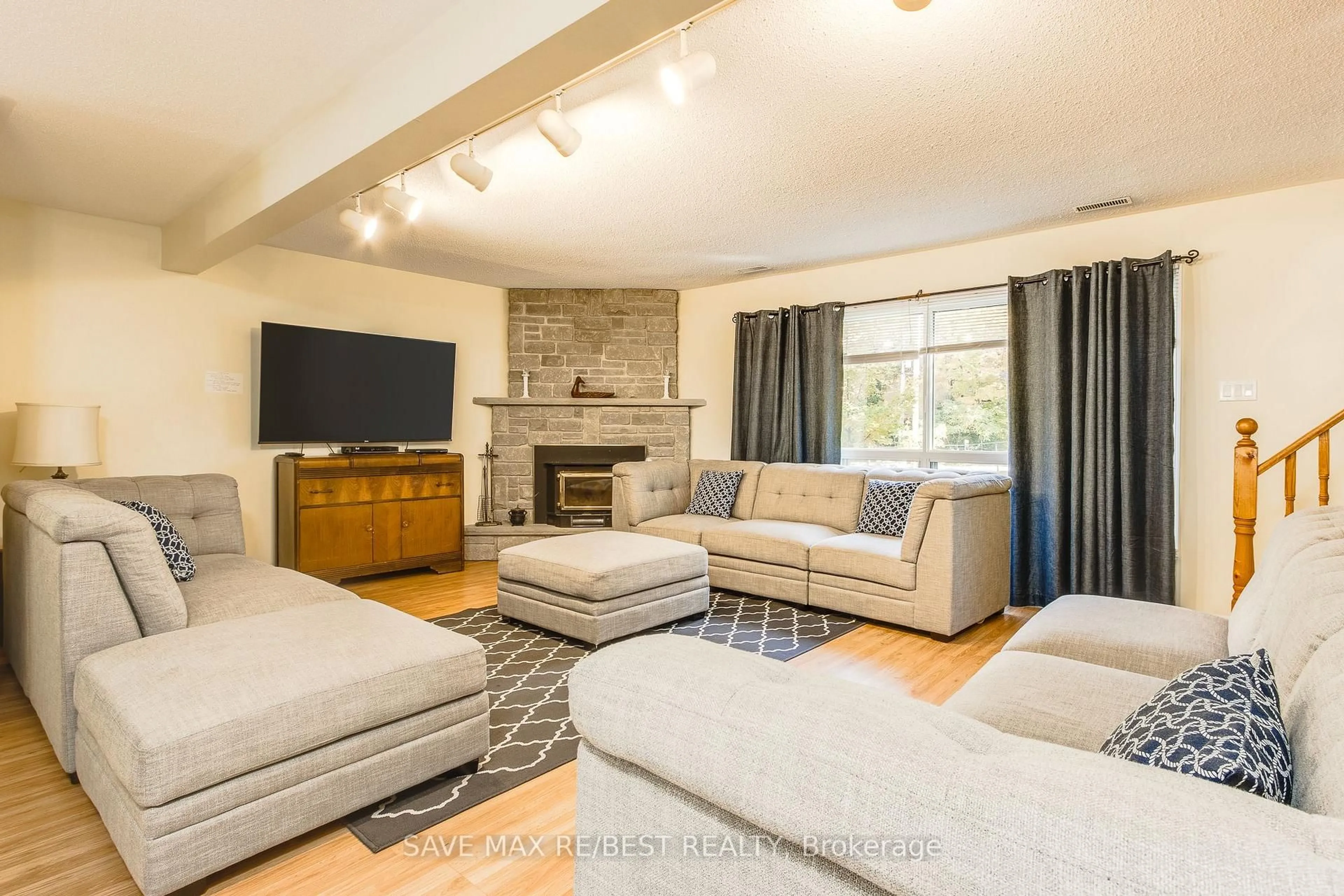 Living room with furniture, unknown for 910 Concession Rd 17, Penetanguishene Ontario L9M 1R3