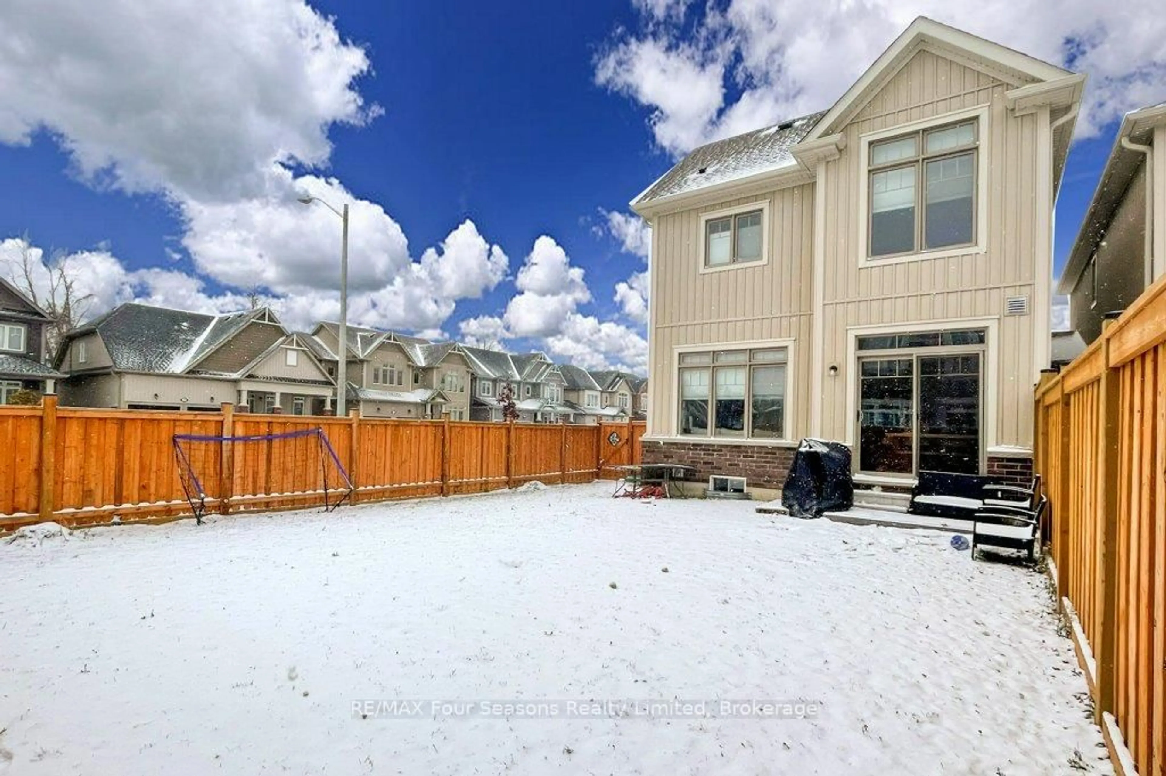 Patio, mountain view for 35 KIRBY Ave, Collingwood Ontario L9Y 3W8