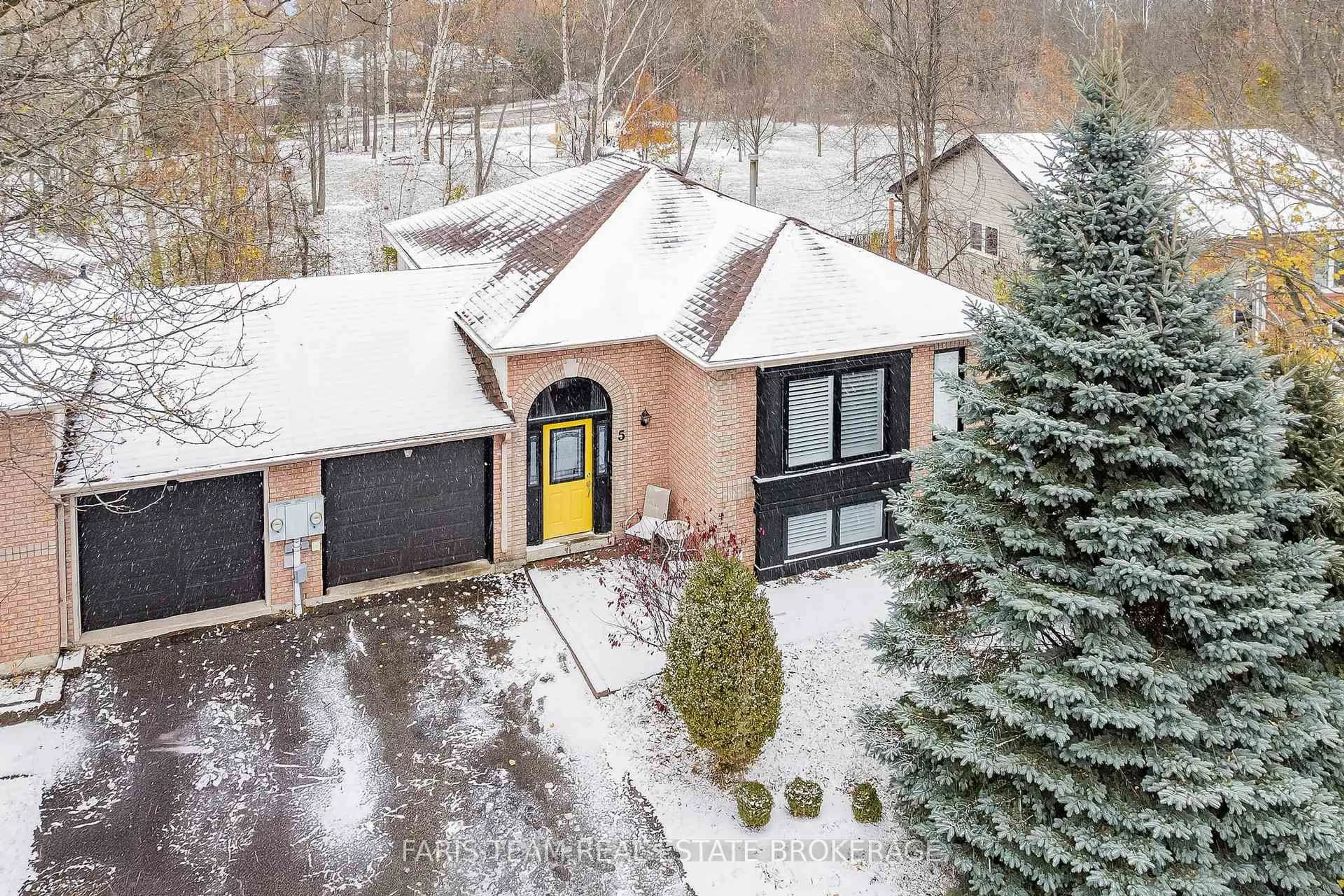 A pic from outside/outdoor area/front of a property/back of a property/a pic from drone, street for 5 Harbour Cres, Wasaga Beach Ontario L9Z 1G4