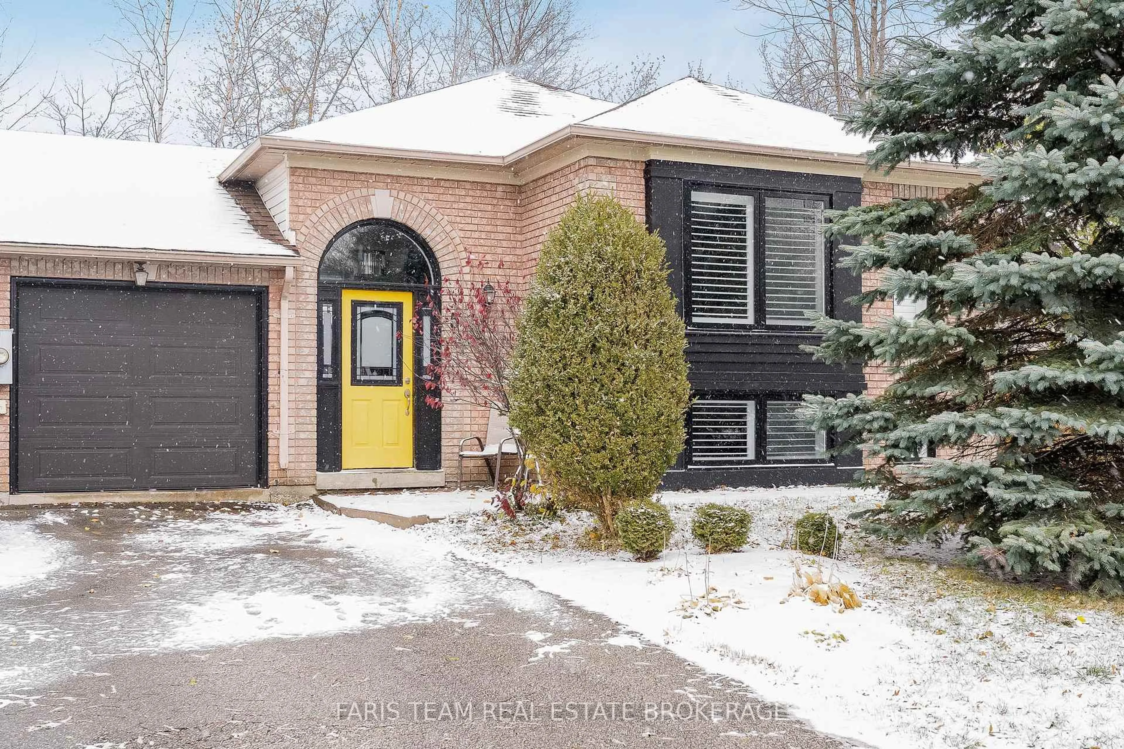 Home with brick exterior material, street for 5 Harbour Cres, Wasaga Beach Ontario L9Z 1G4