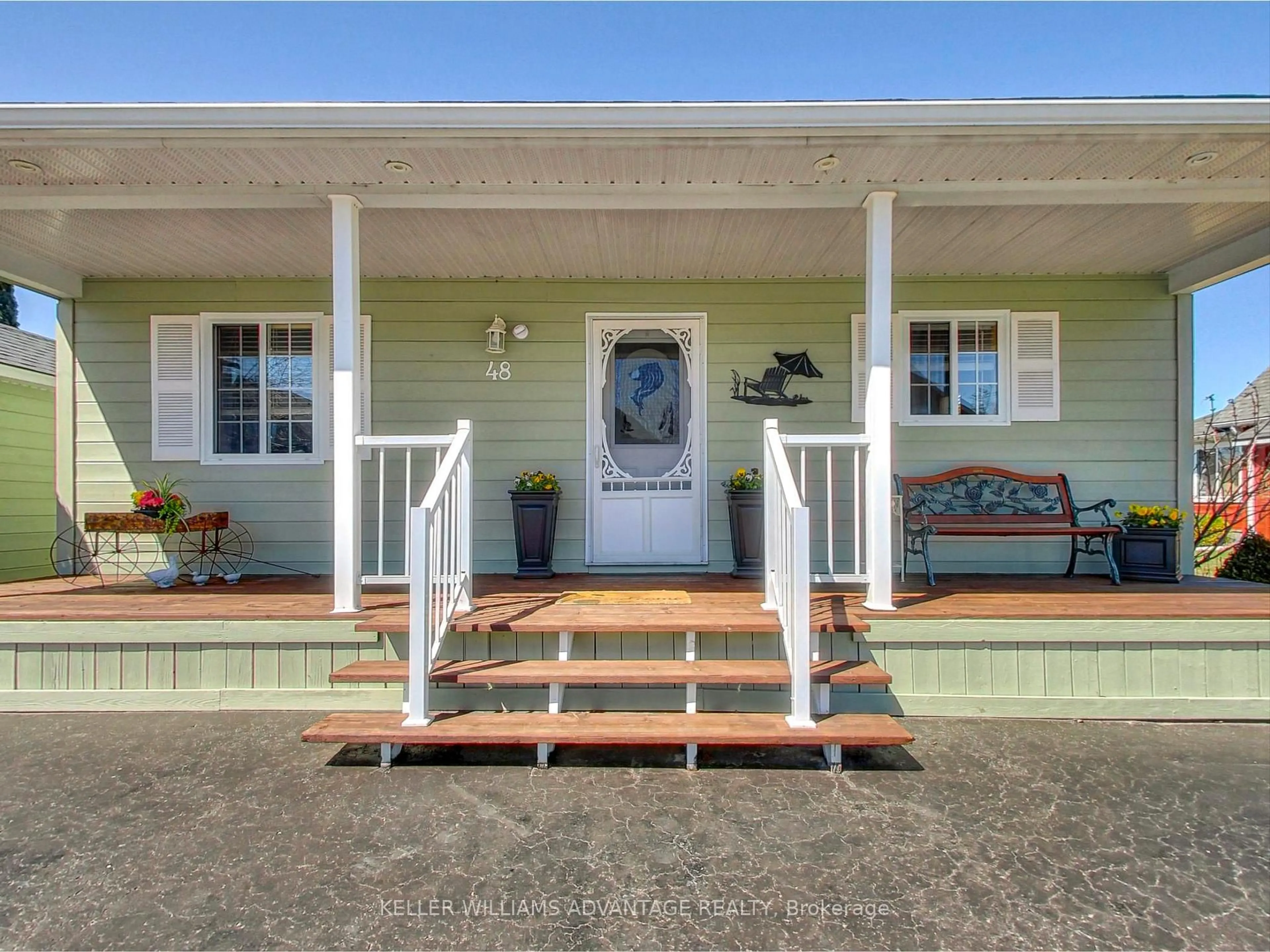 Indoor entryway for 48 Madawaska Tr, Wasaga Beach Ontario L9Z 1X7