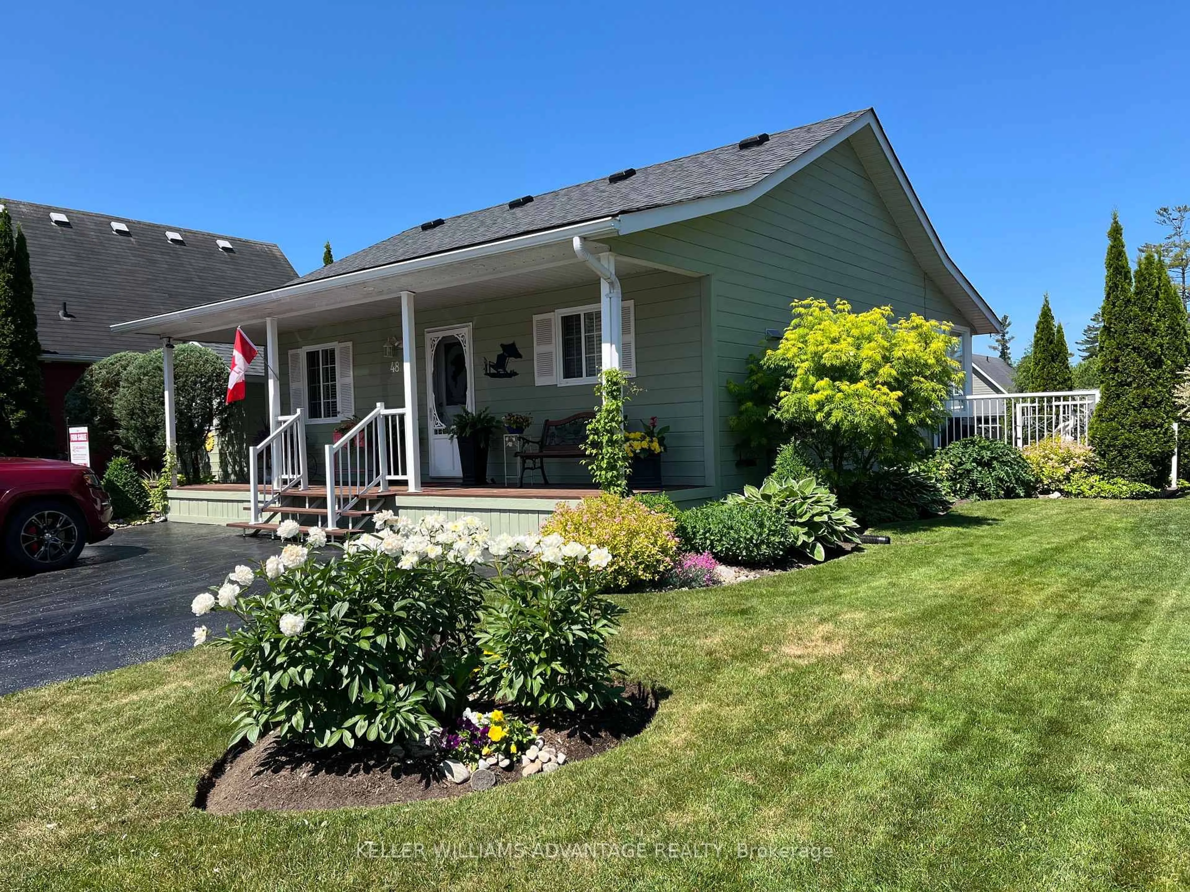 Home with vinyl exterior material, street for 48 Madawaska Tr, Wasaga Beach Ontario L9Z 1X7