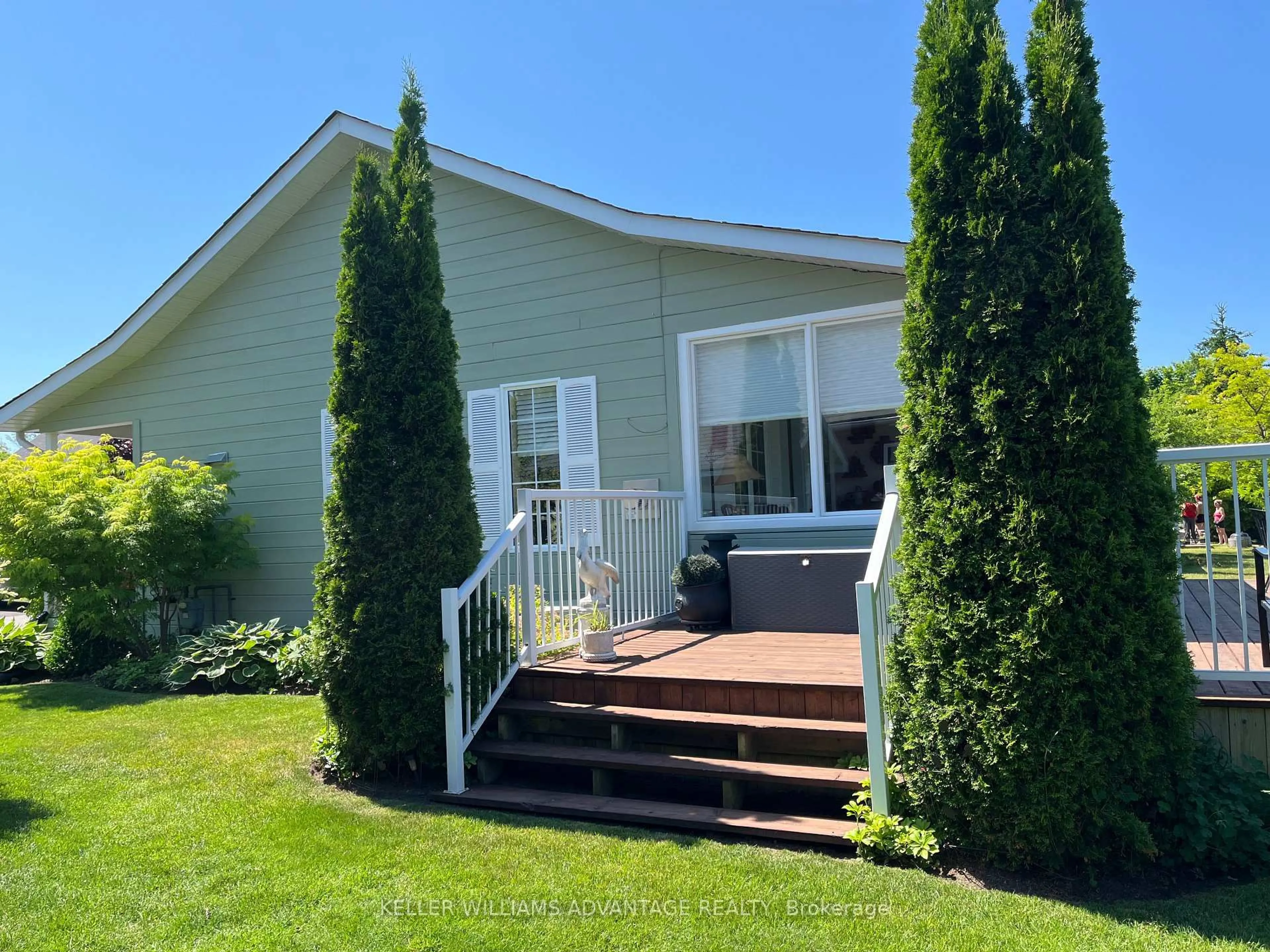 Home with vinyl exterior material, unknown for 48 Madawaska Tr, Wasaga Beach Ontario L9Z 1X7