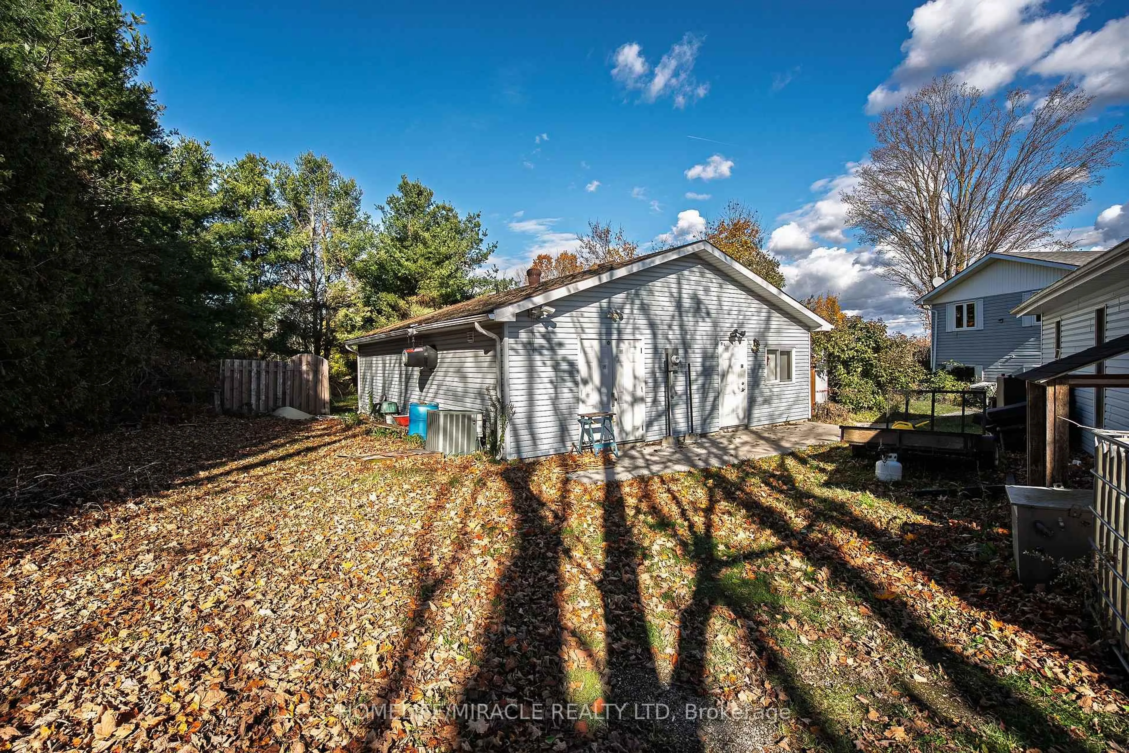 A pic from outside/outdoor area/front of a property/back of a property/a pic from drone, unknown for 1008 Rainbow Valley Rd, Springwater Ontario L0L 2K0