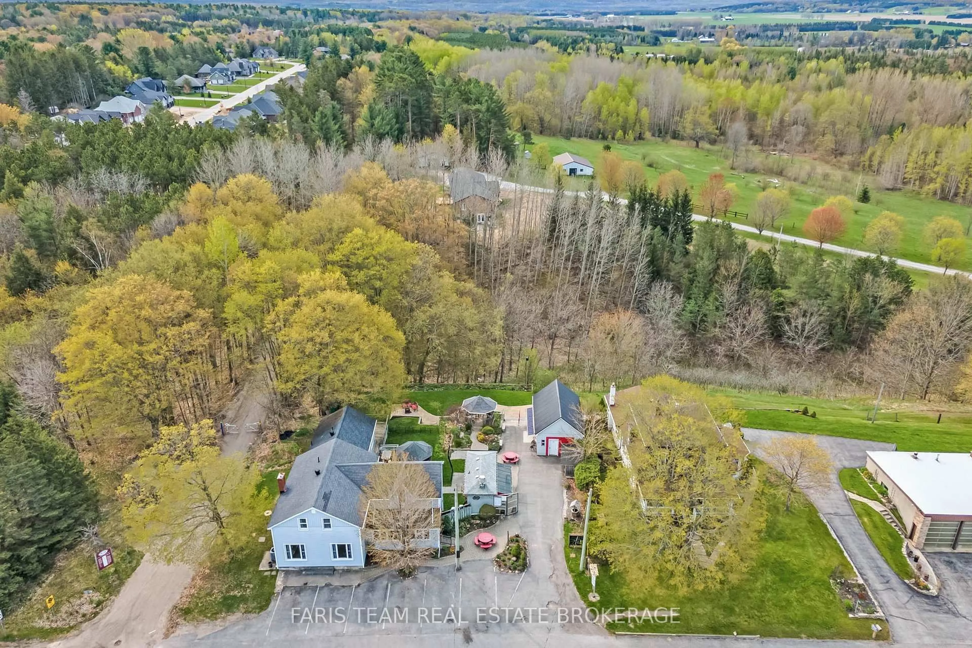 A pic from outside/outdoor area/front of a property/back of a property/a pic from drone, unknown for 4047 Horseshoe Valley Rd, Springwater Ontario L9X 0Z6