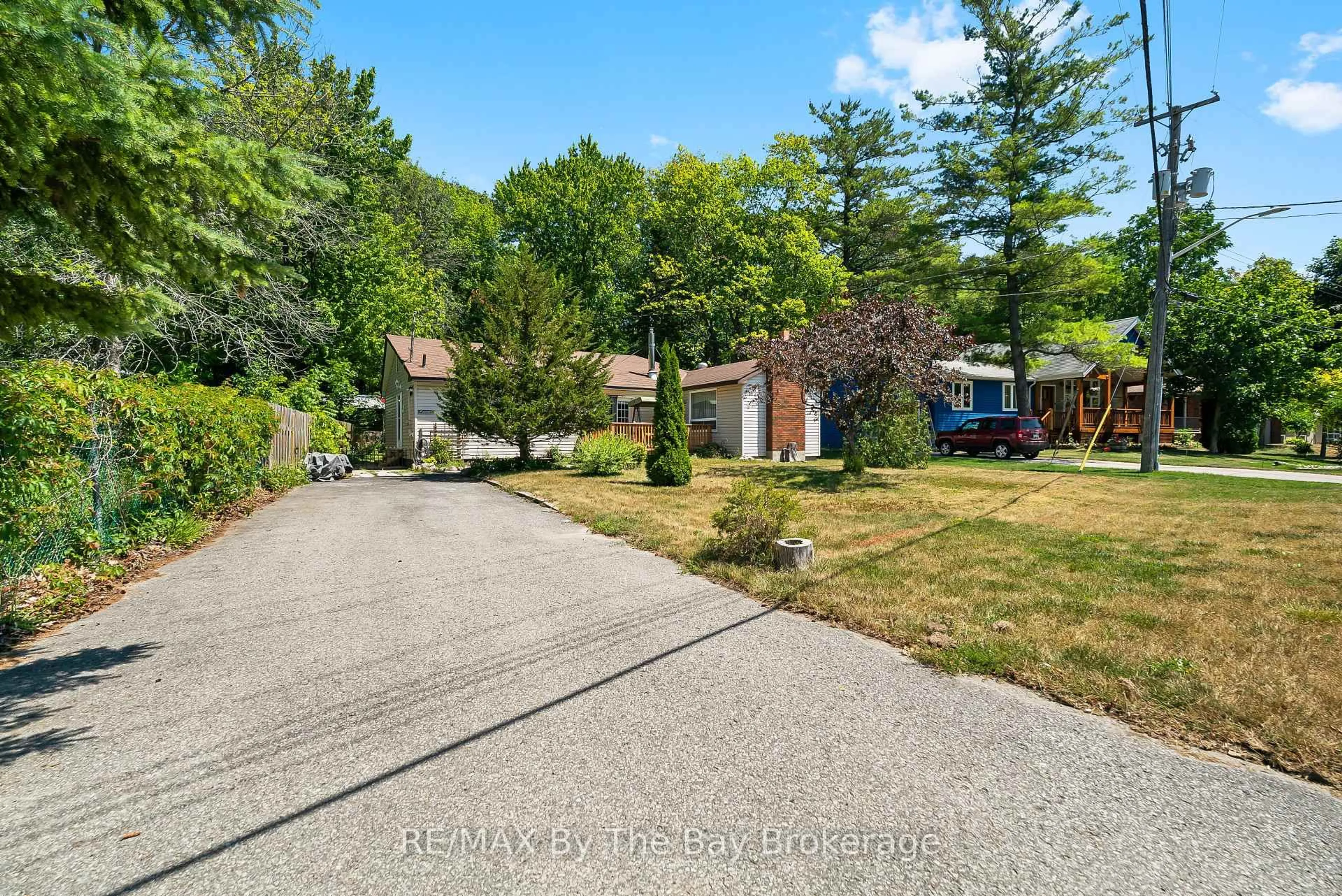 A pic from outside/outdoor area/front of a property/back of a property/a pic from drone, street for 11 39th St, Wasaga Beach Ontario L9Z 1S2