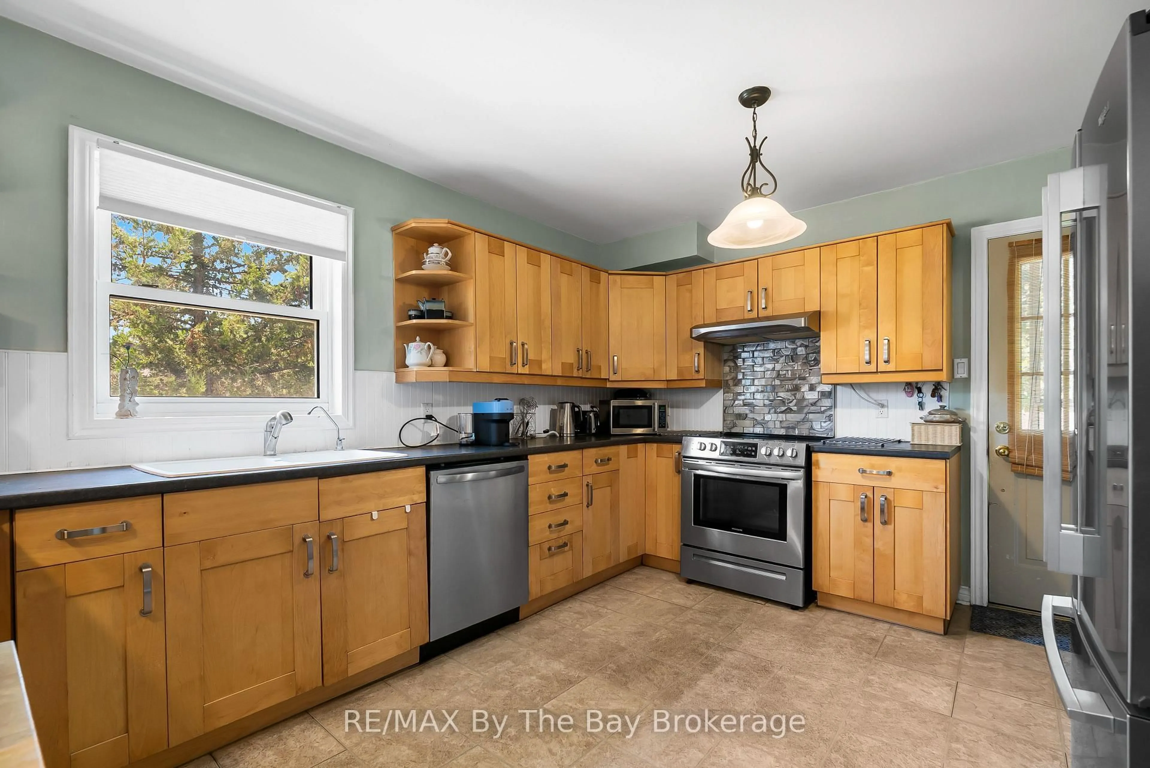 Standard kitchen, ceramic/tile floor for 11 39th St, Wasaga Beach Ontario L9Z 1S2