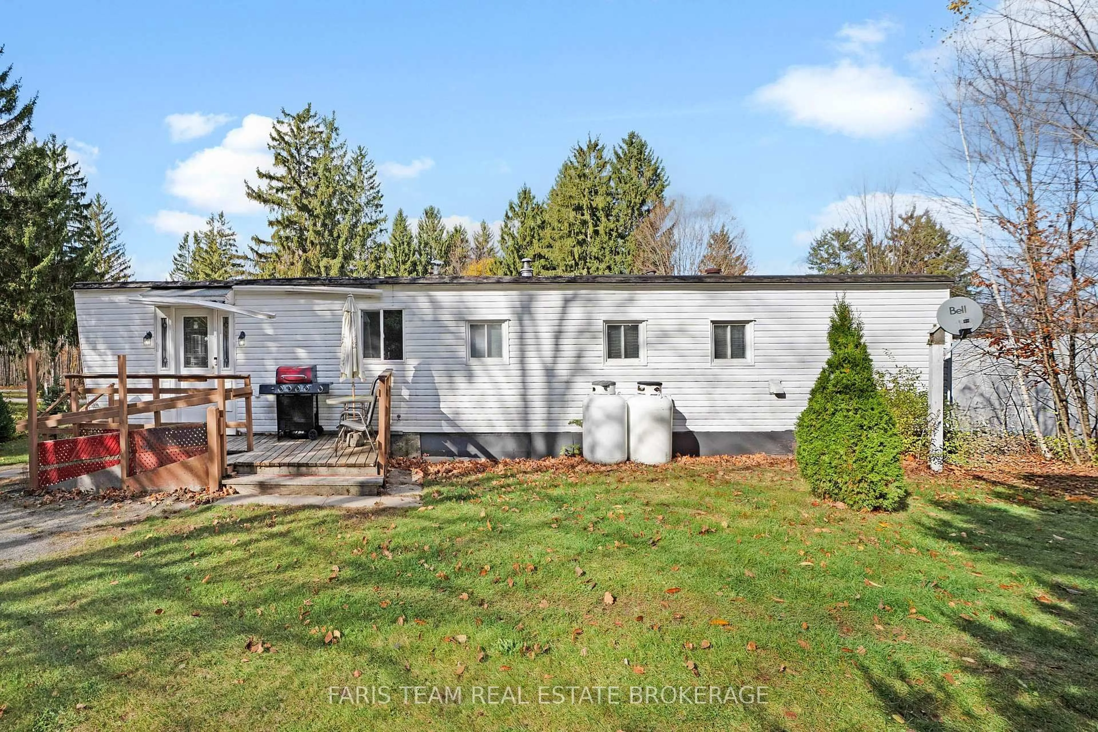 A pic from outside/outdoor area/front of a property/back of a property/a pic from drone, unknown for 2235 Ron Jones Road E5, Tay Ontario L4R 4K3