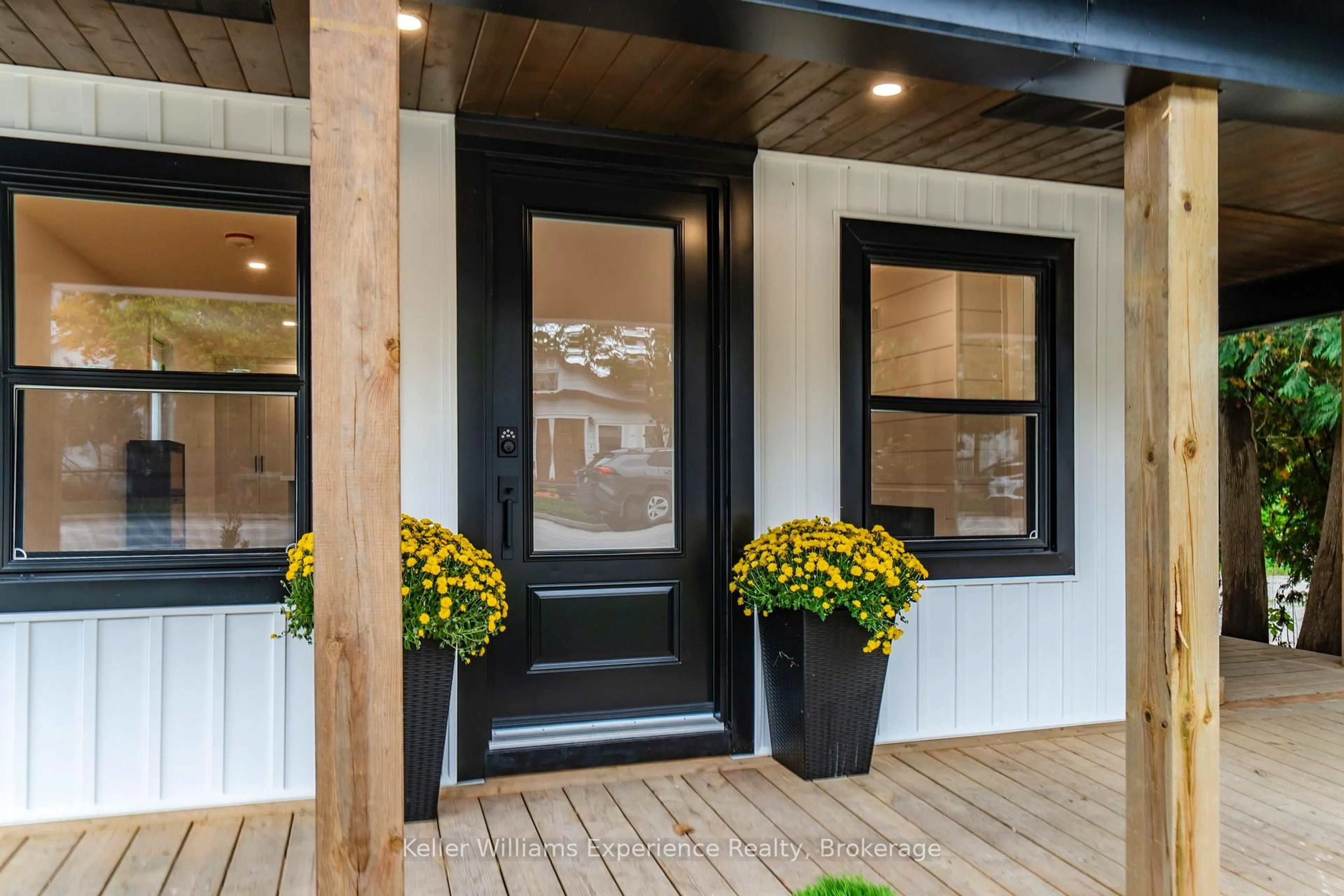 Indoor entryway for 3355 Muskoka St, Severn Ontario L0K 2B0