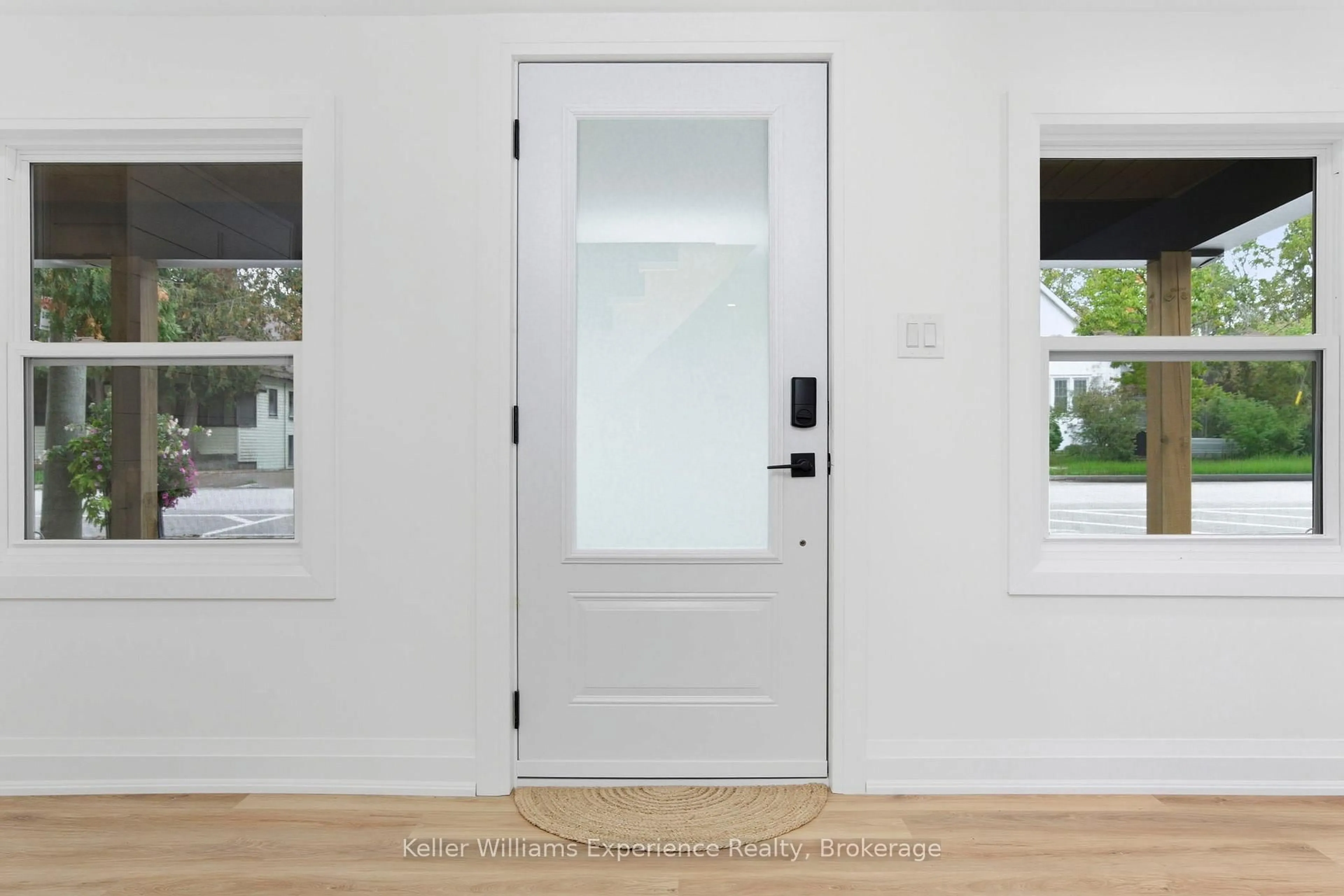 Indoor entryway for 3355 Muskoka St, Severn Ontario L0K 2B0