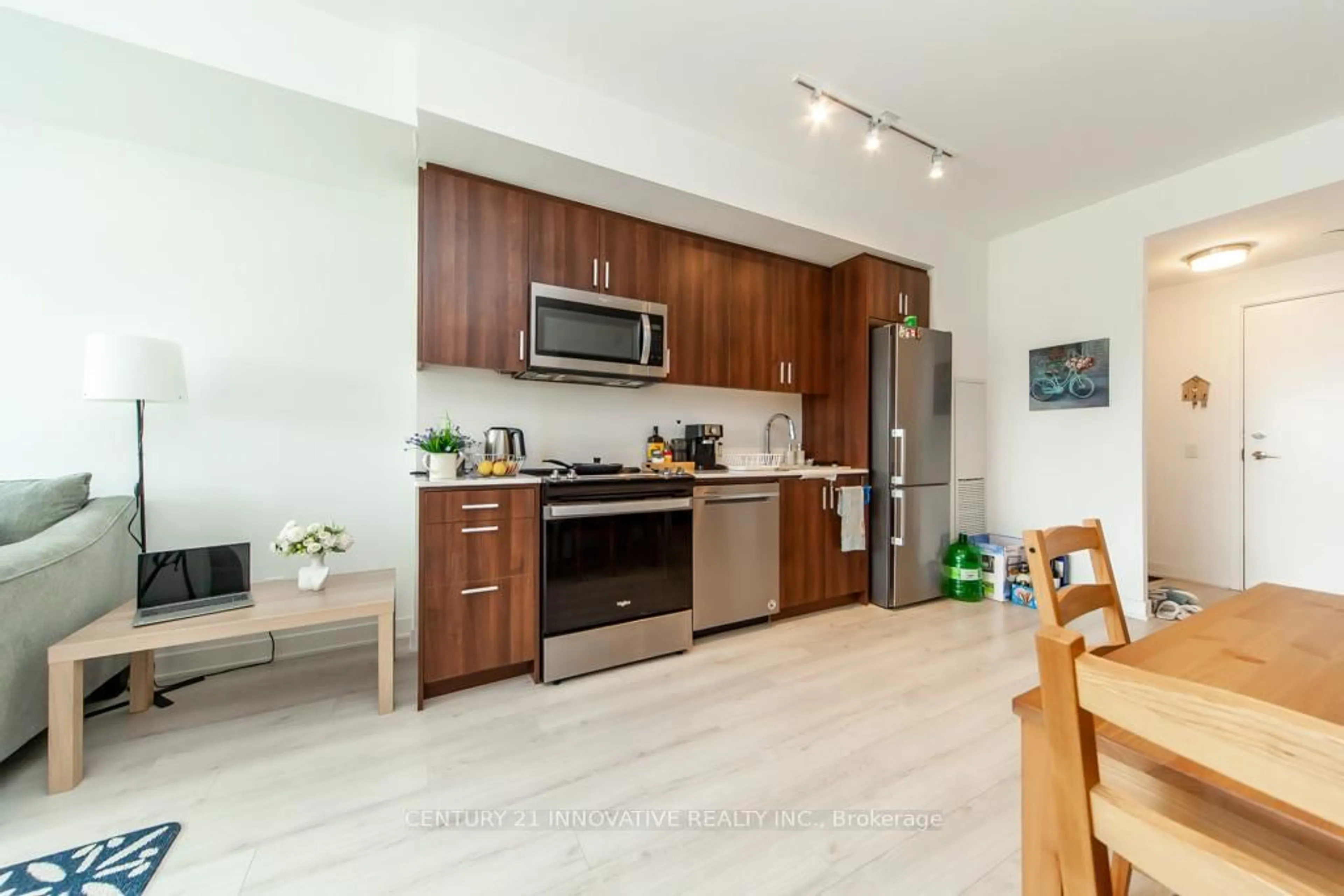 Open concept kitchen, wood/laminate floor for 681 Yonge St #221, Barrie Ontario L9J 0K1